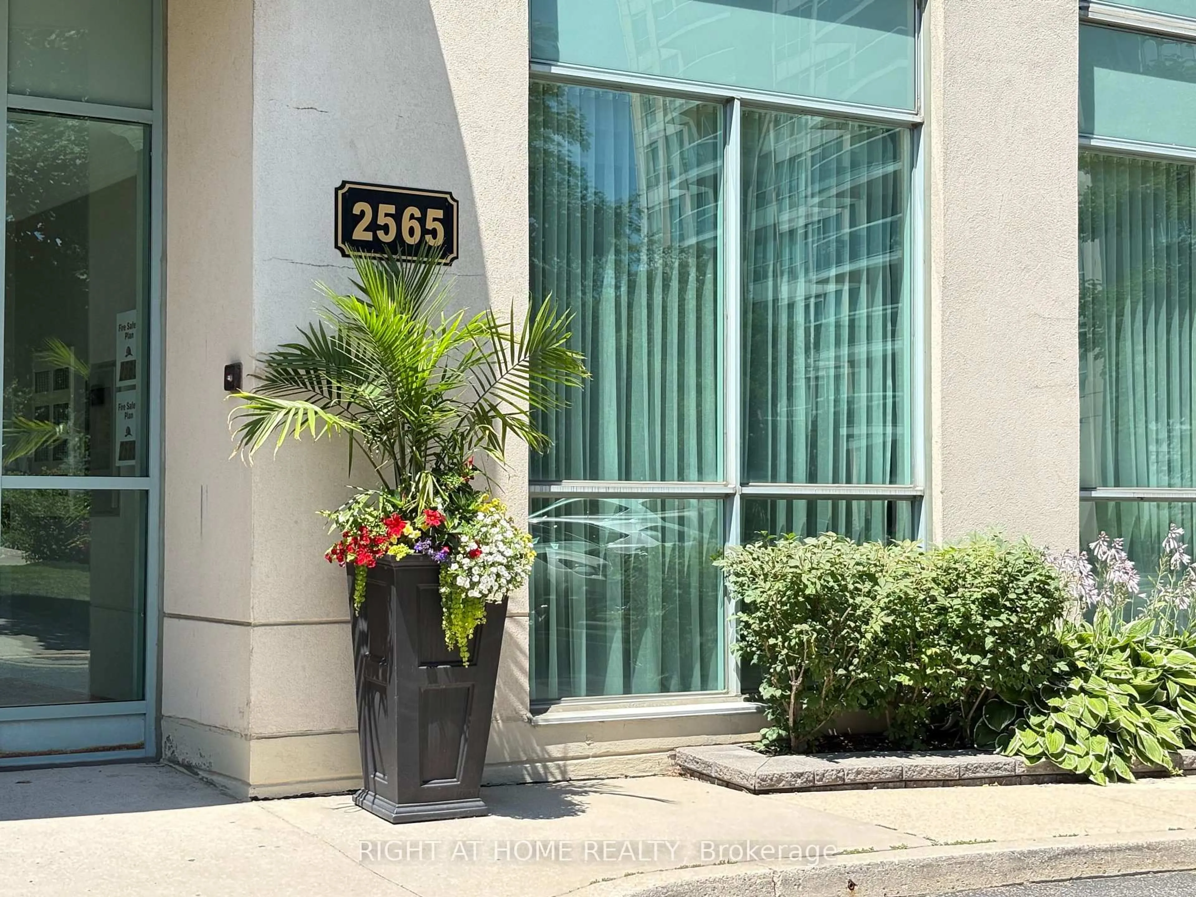Indoor foyer for 2565 Erin Centre Blvd #503, Mississauga Ontario L5M 6Z8