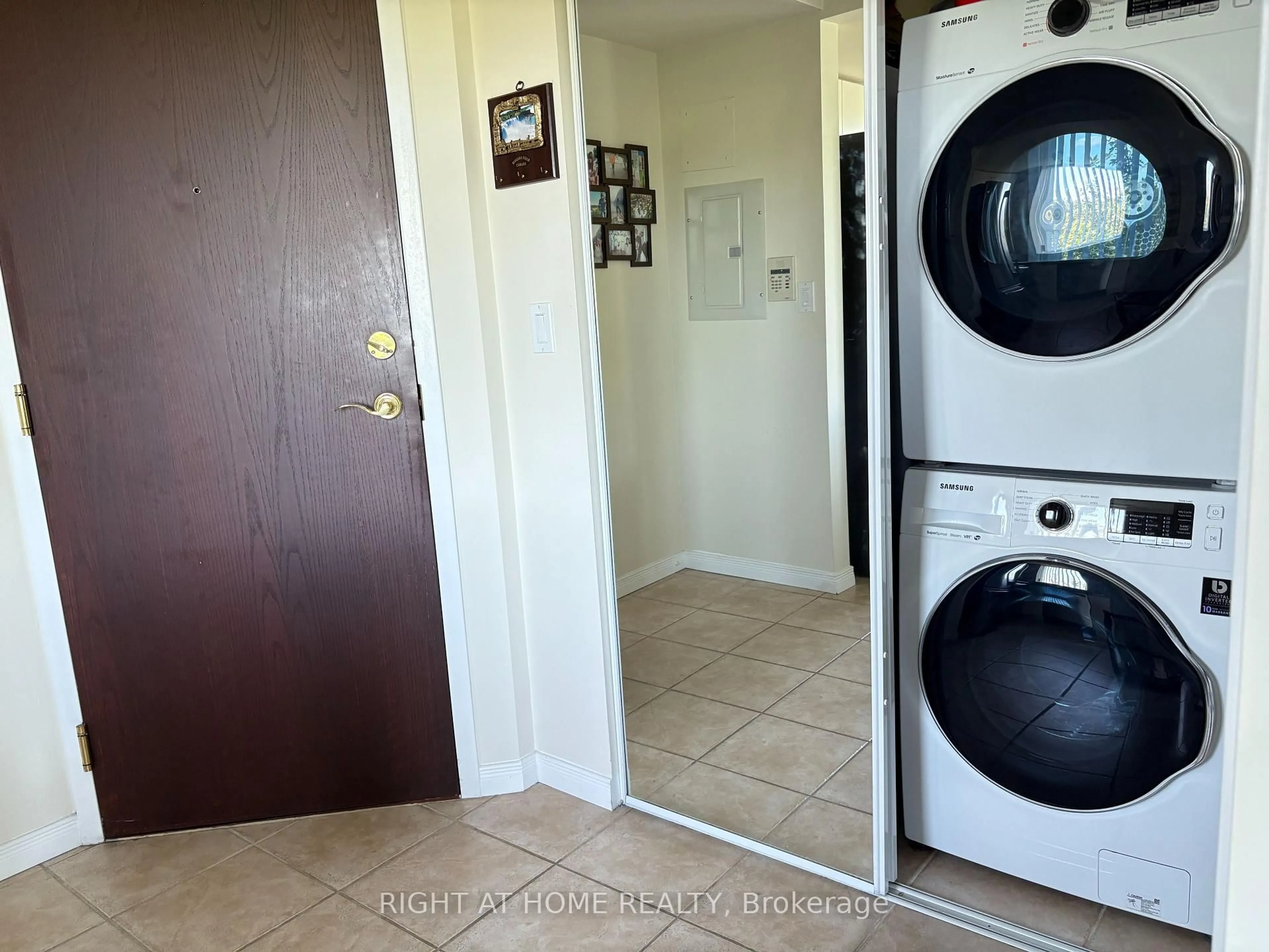 Laundry room for 2565 Erin Centre Blvd #503, Mississauga Ontario L5M 6Z8