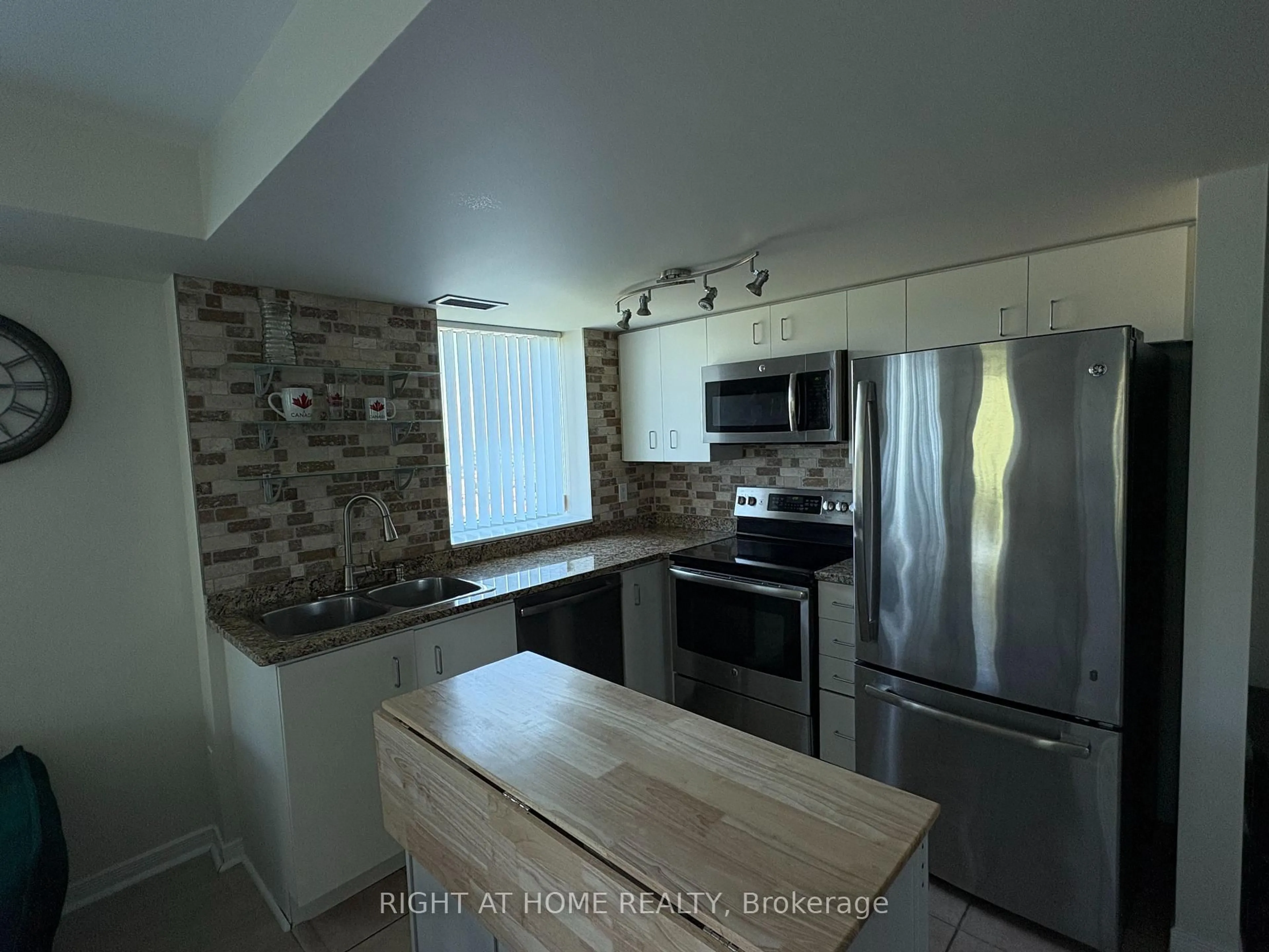 Standard kitchen, unknown for 2565 Erin Centre Blvd #503, Mississauga Ontario L5M 6Z8