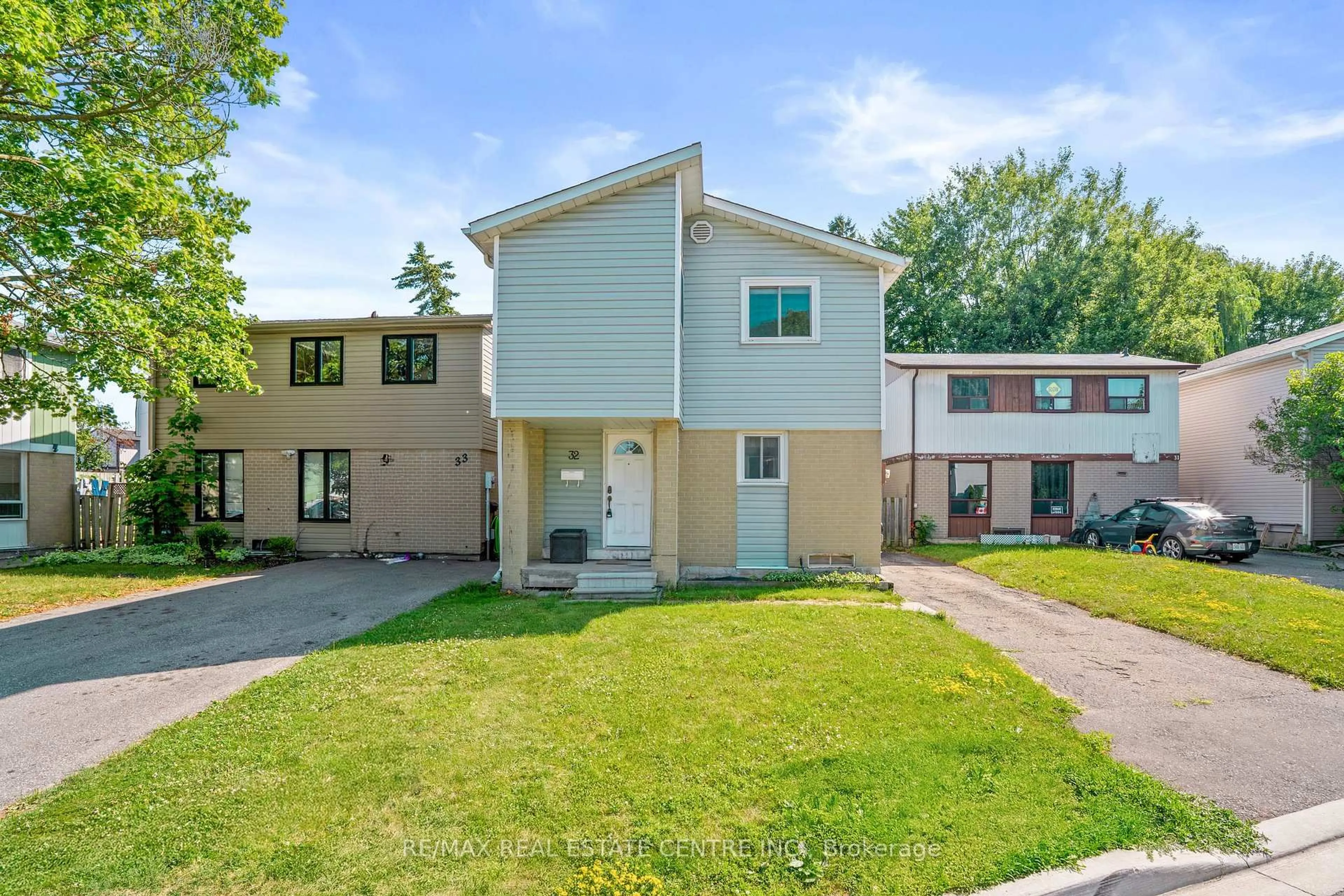 Home with vinyl exterior material, street for 32 Josephine Crt, Brampton Ontario L6S 2L3