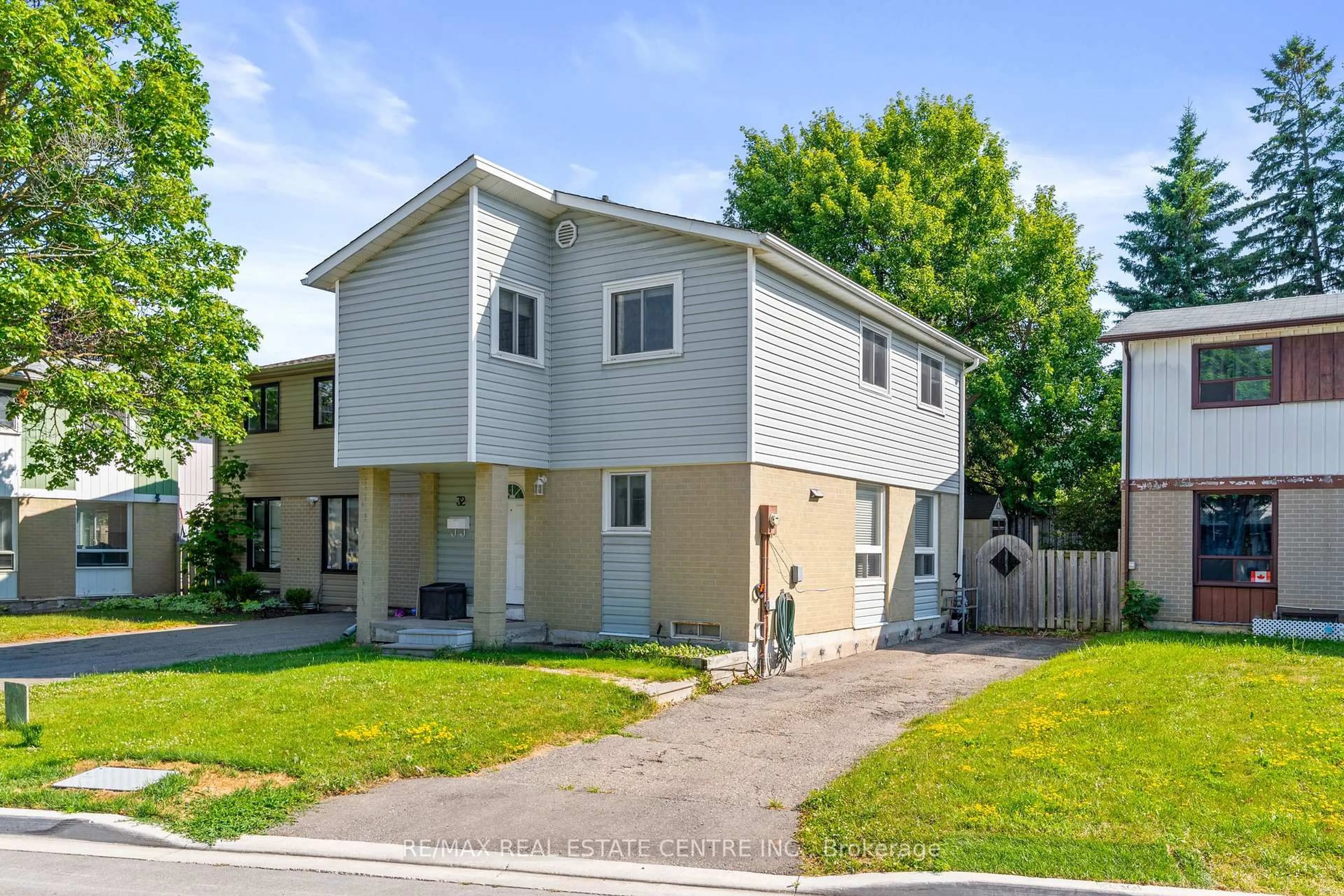 Home with vinyl exterior material, street for 32 Josephine Crt, Brampton Ontario L6S 2L3