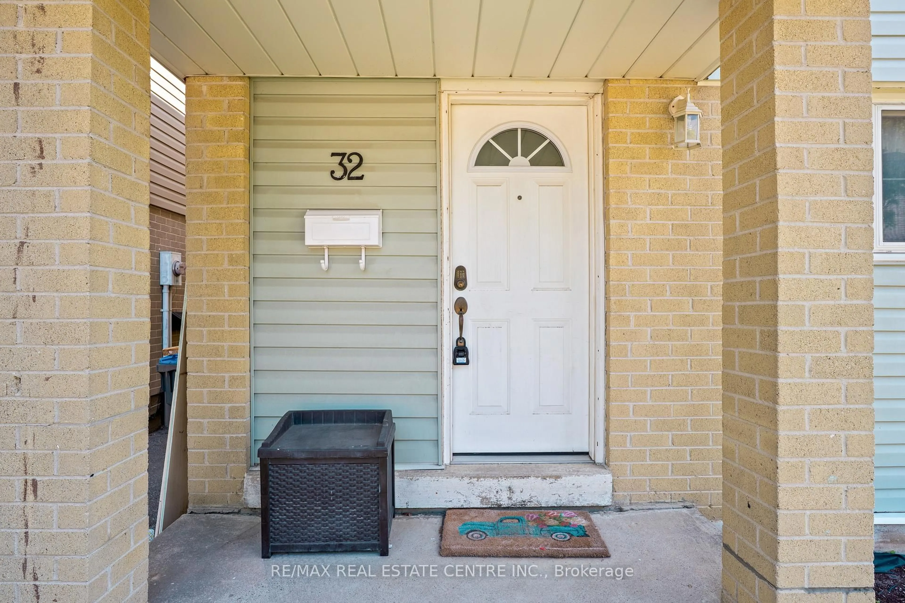 Indoor entryway for 32 Josephine Crt, Brampton Ontario L6S 2L3