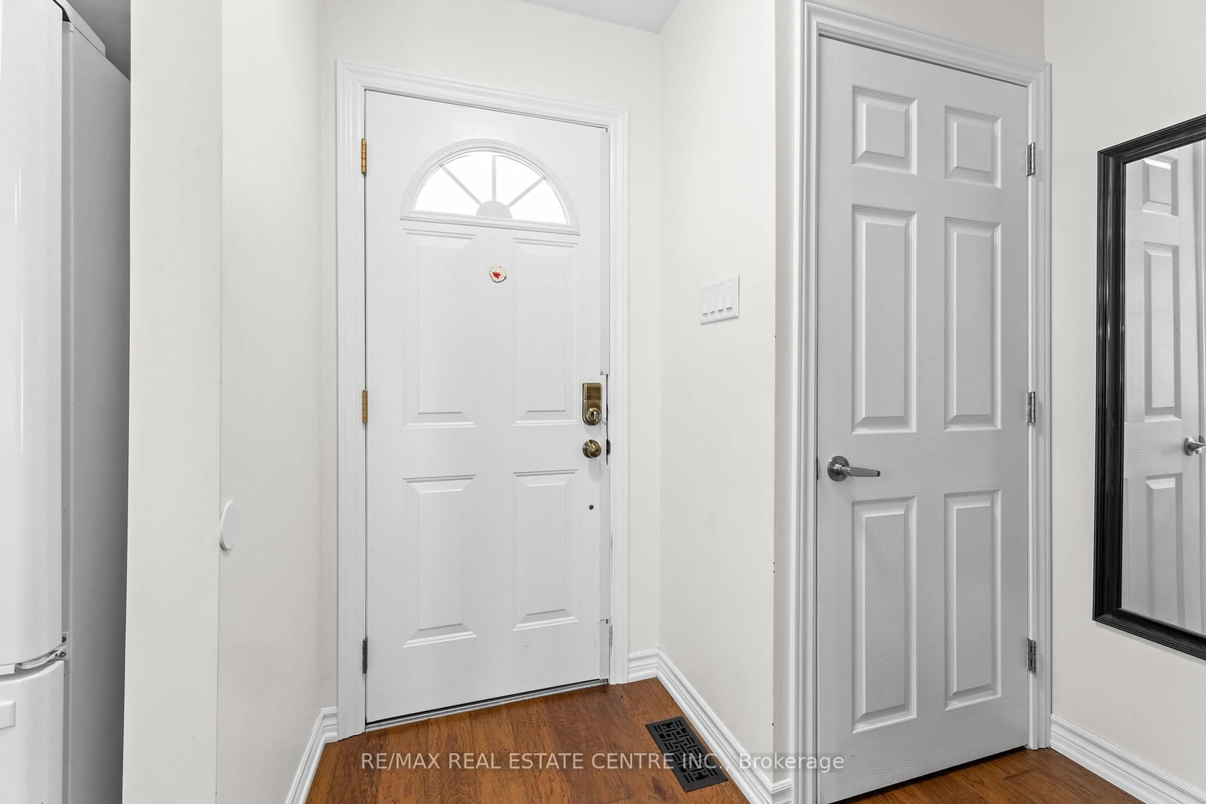 Indoor entryway for 32 Josephine Crt, Brampton Ontario L6S 2L3