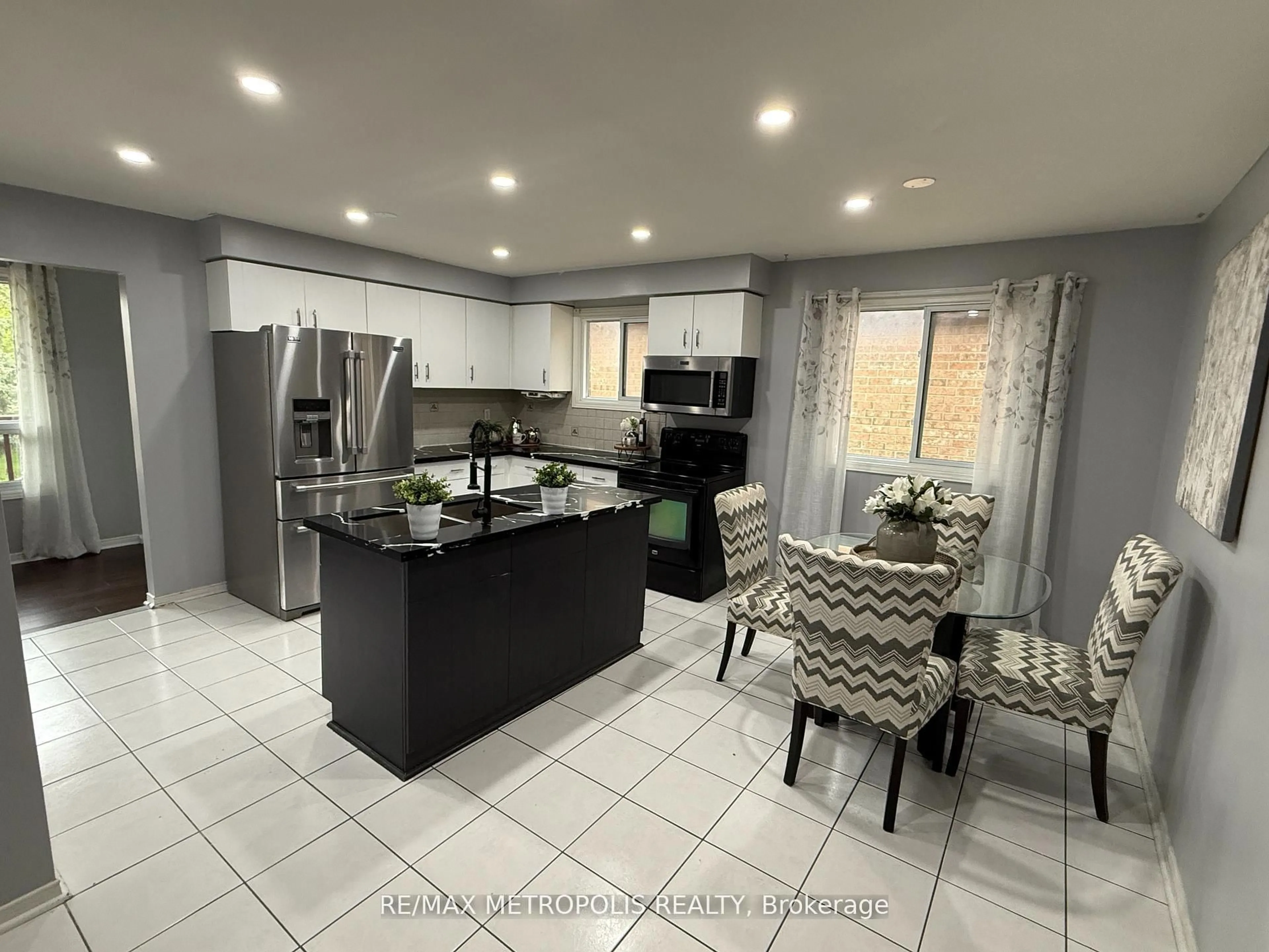 Open concept kitchen, ceramic/tile floor for 36 Tanager Sq, Brampton Ontario L6Z 1Z2