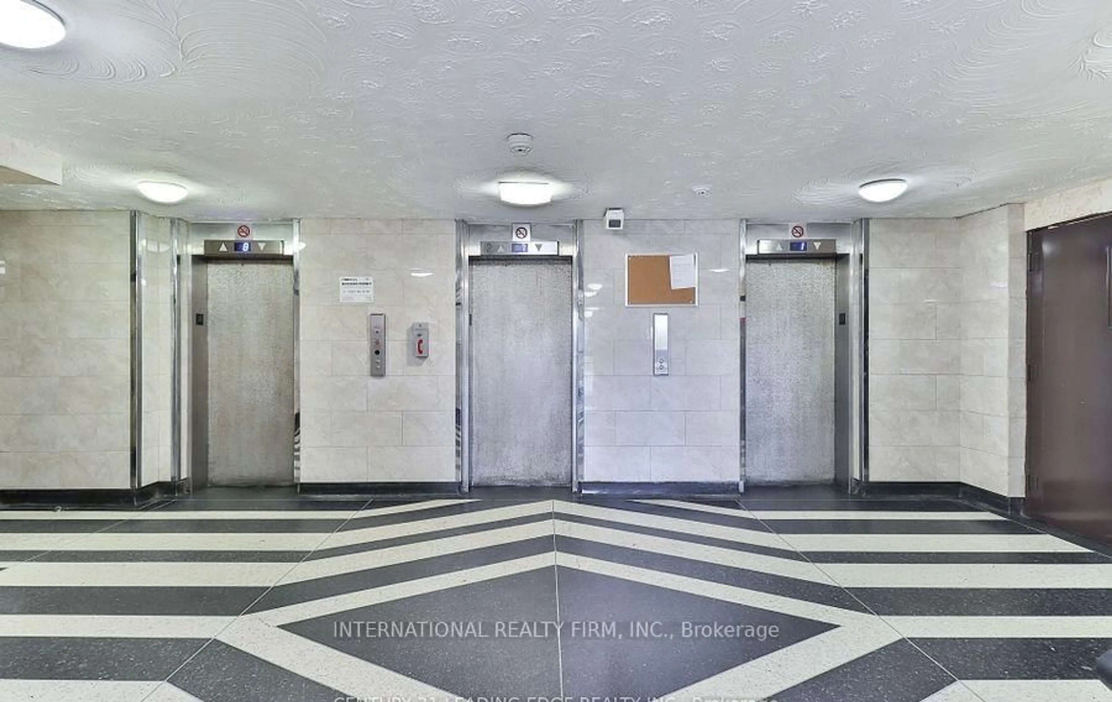 Indoor foyer for 940 Caledonia Rd #809, Toronto Ontario M6B 3Y4