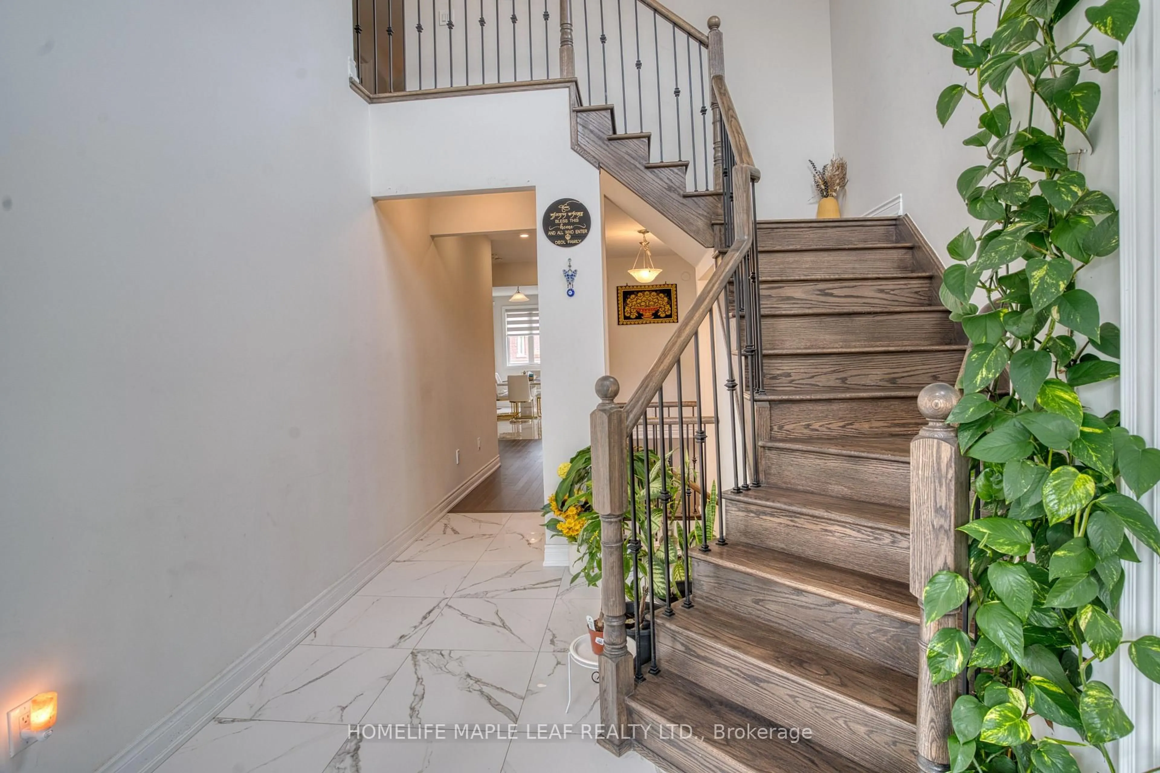 Indoor foyer for 43 Puffin Cres, Brampton Ontario L6R 4C3