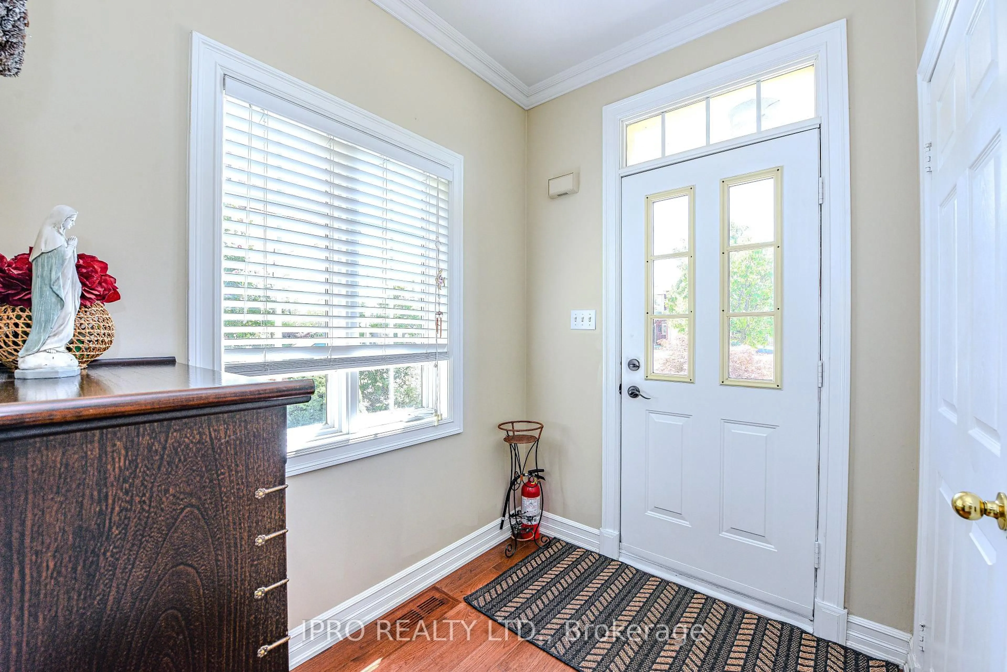 Indoor entryway for 2377 Dalebrook Dr, Oakville Ontario L6H 6K4