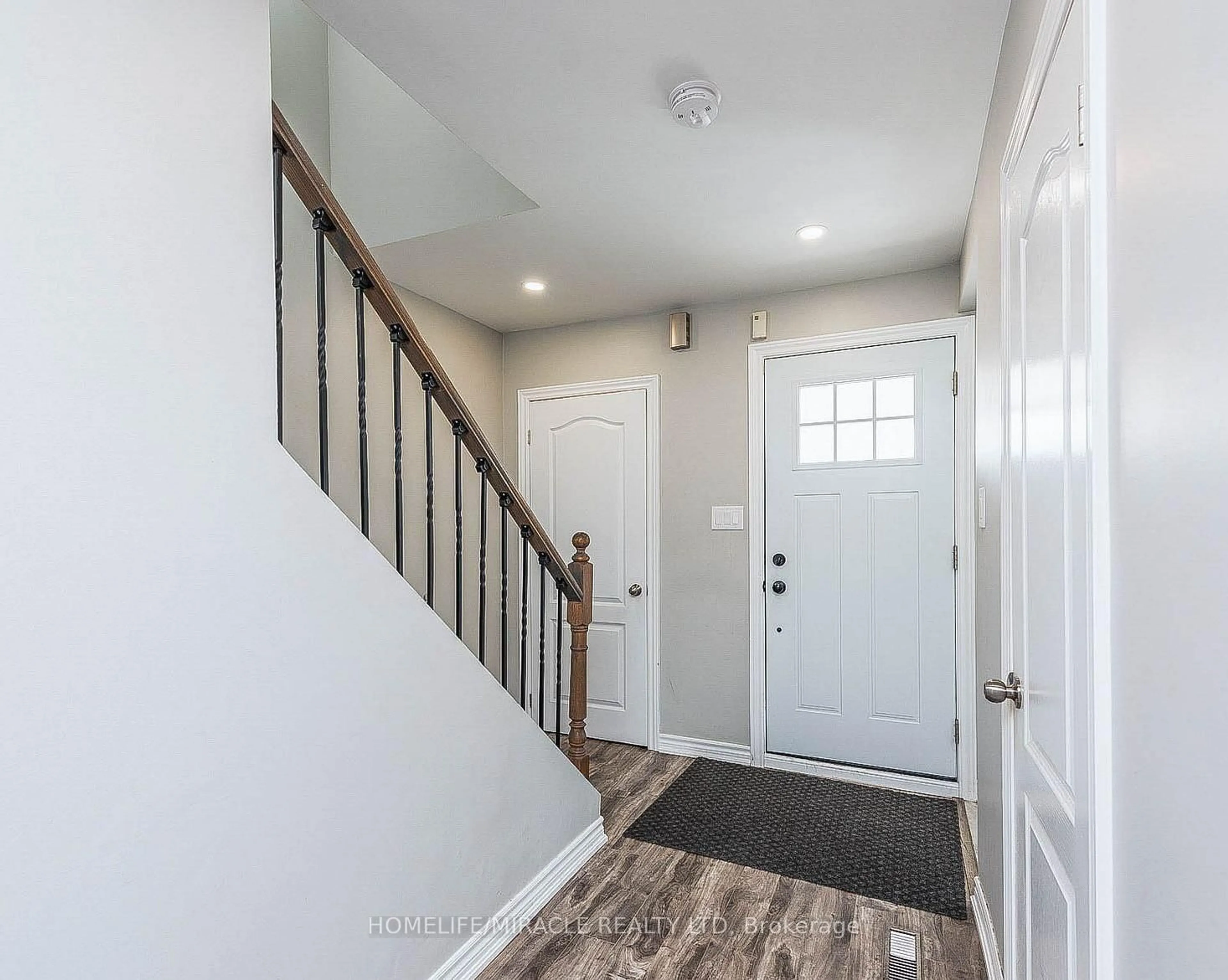 Indoor entryway for 91 Madoc Dr, Brampton Ontario L6V 2A3