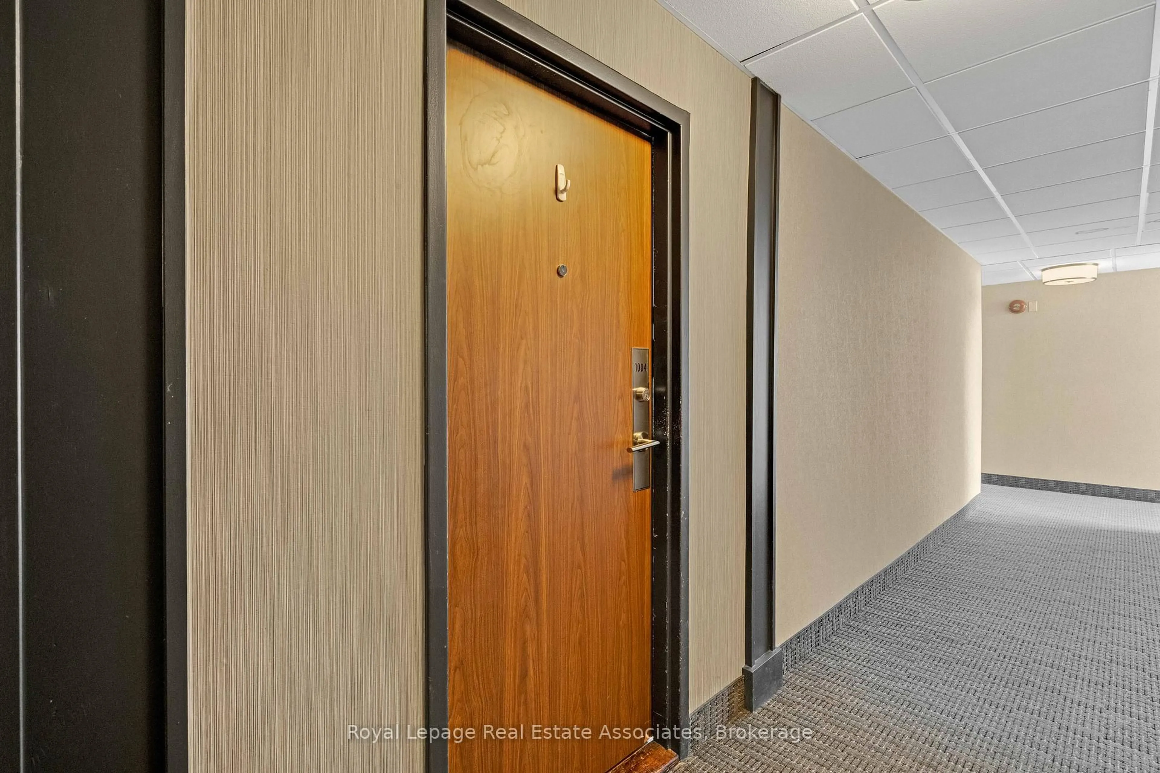 Indoor foyer for 2301 Derry Rd #1004, Mississauga Ontario L5N 2R4