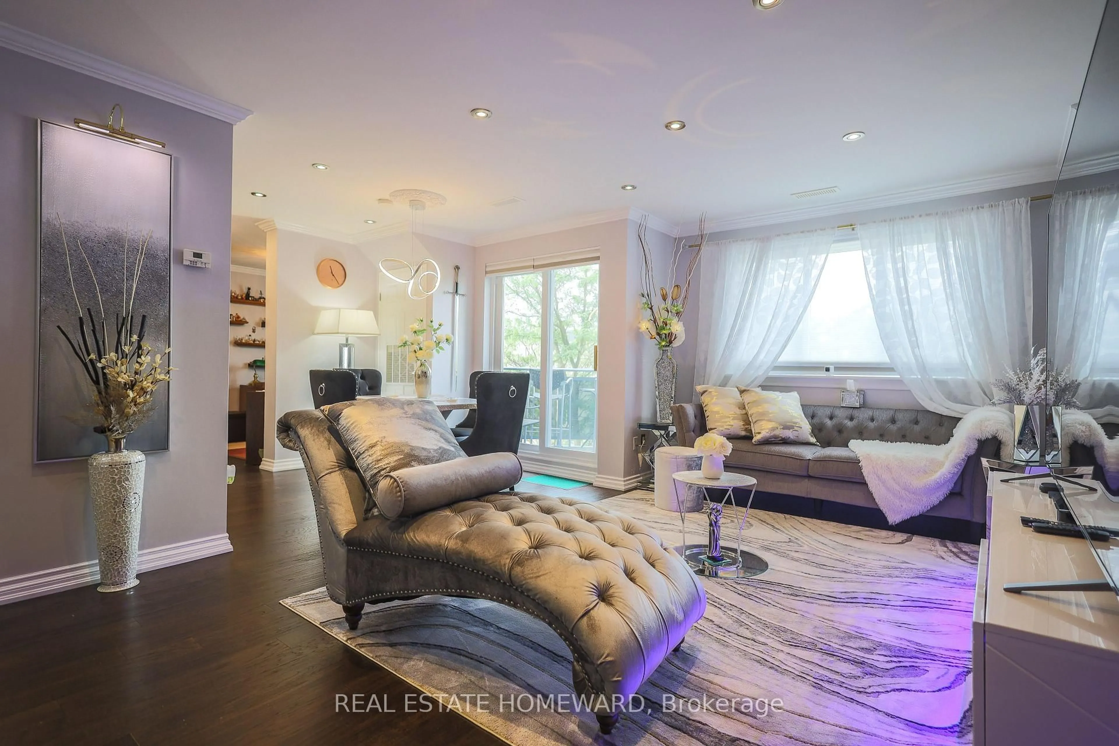 Living room with furniture, wood/laminate floor for 2001 Bonnymede Dr, Mississauga Ontario L5J 4H8