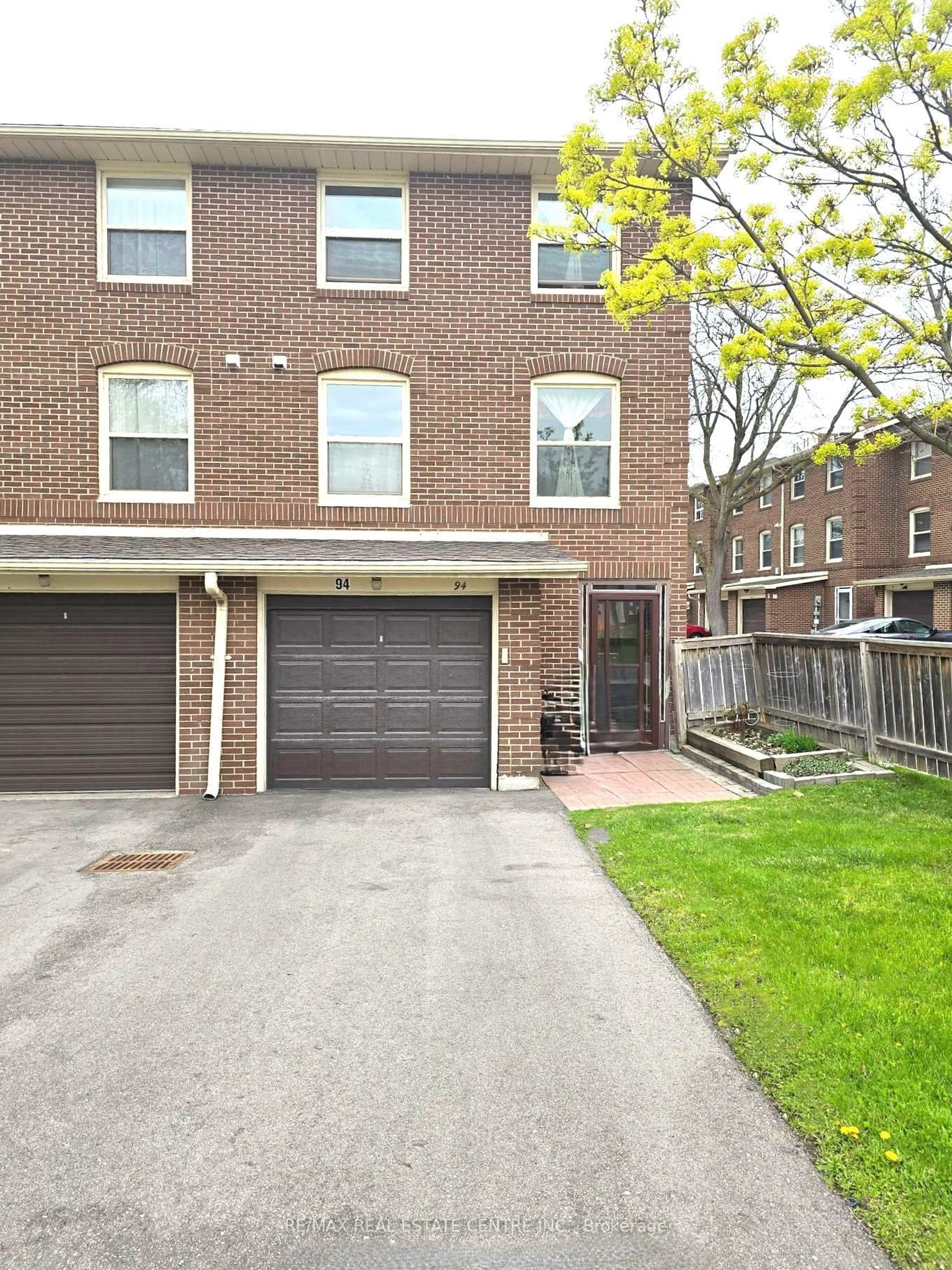 Home with brick exterior material, street for 94 Edenborough Dr #24, Brampton Ontario L6T 3A4