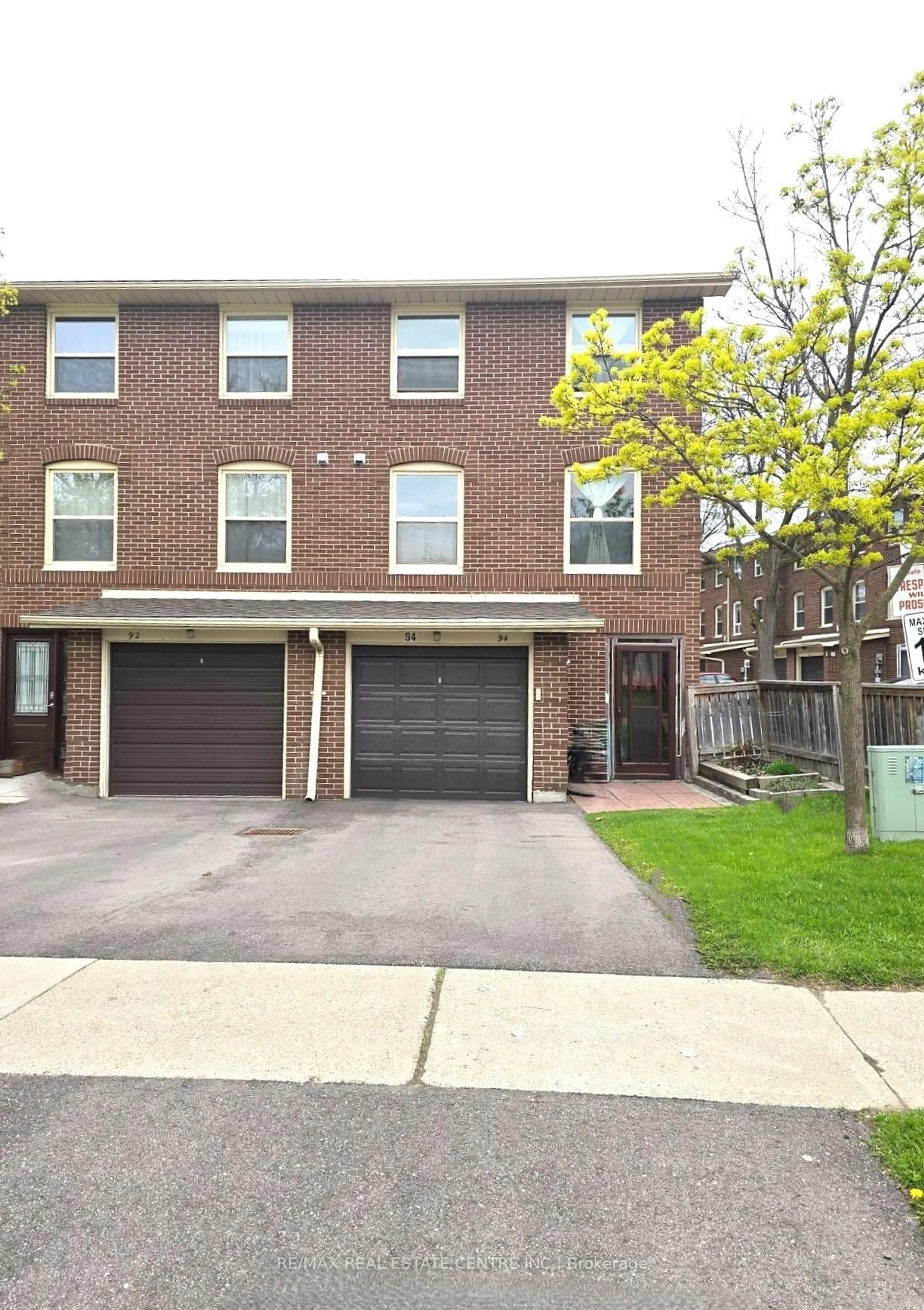 Home with brick exterior material, street for 94 Edenborough Dr #24, Brampton Ontario L6T 3A4