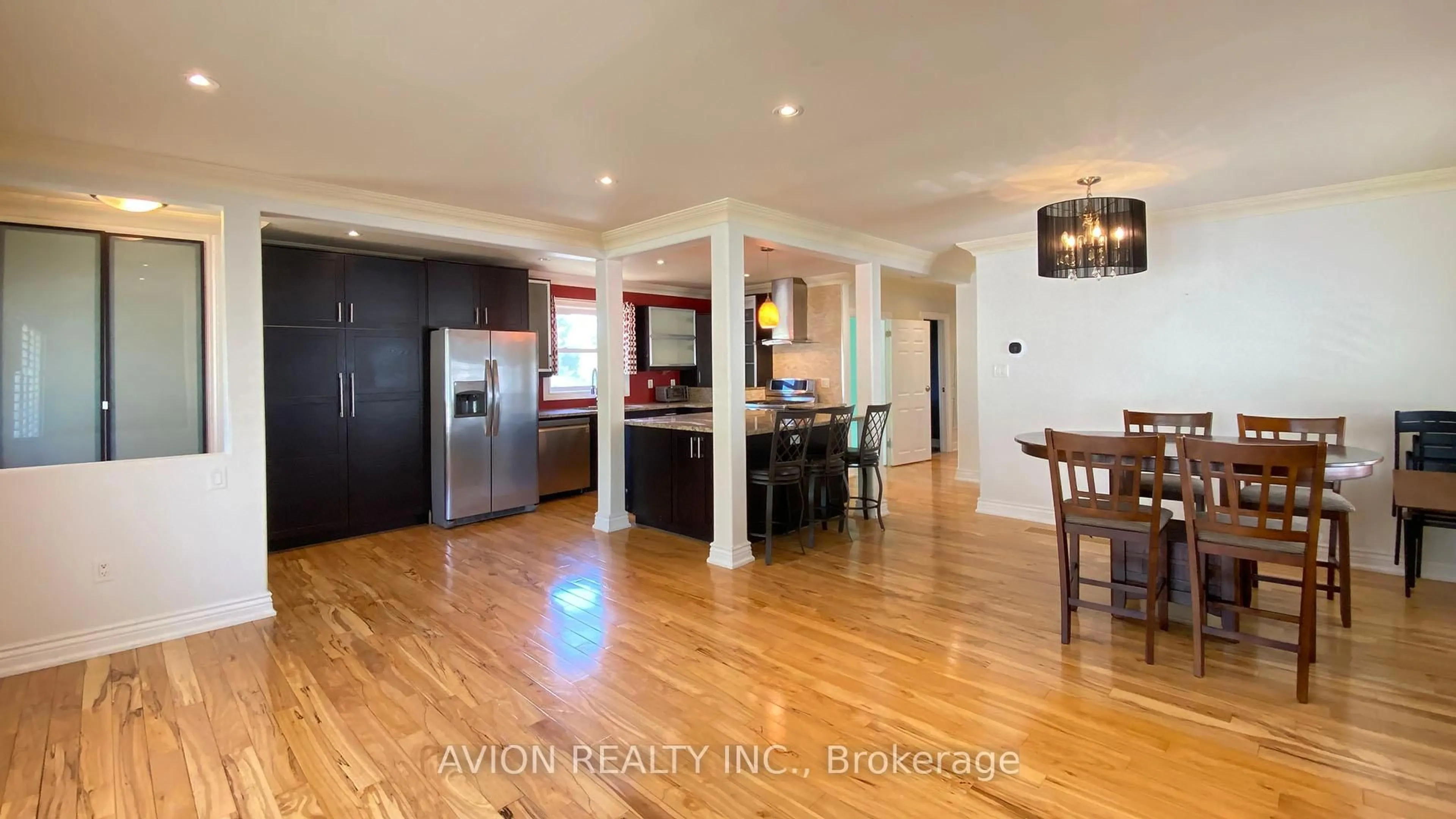 Open concept kitchen, wood/laminate floor for 1480 Pembroke Dr, Oakville Ontario L6H 1V8
