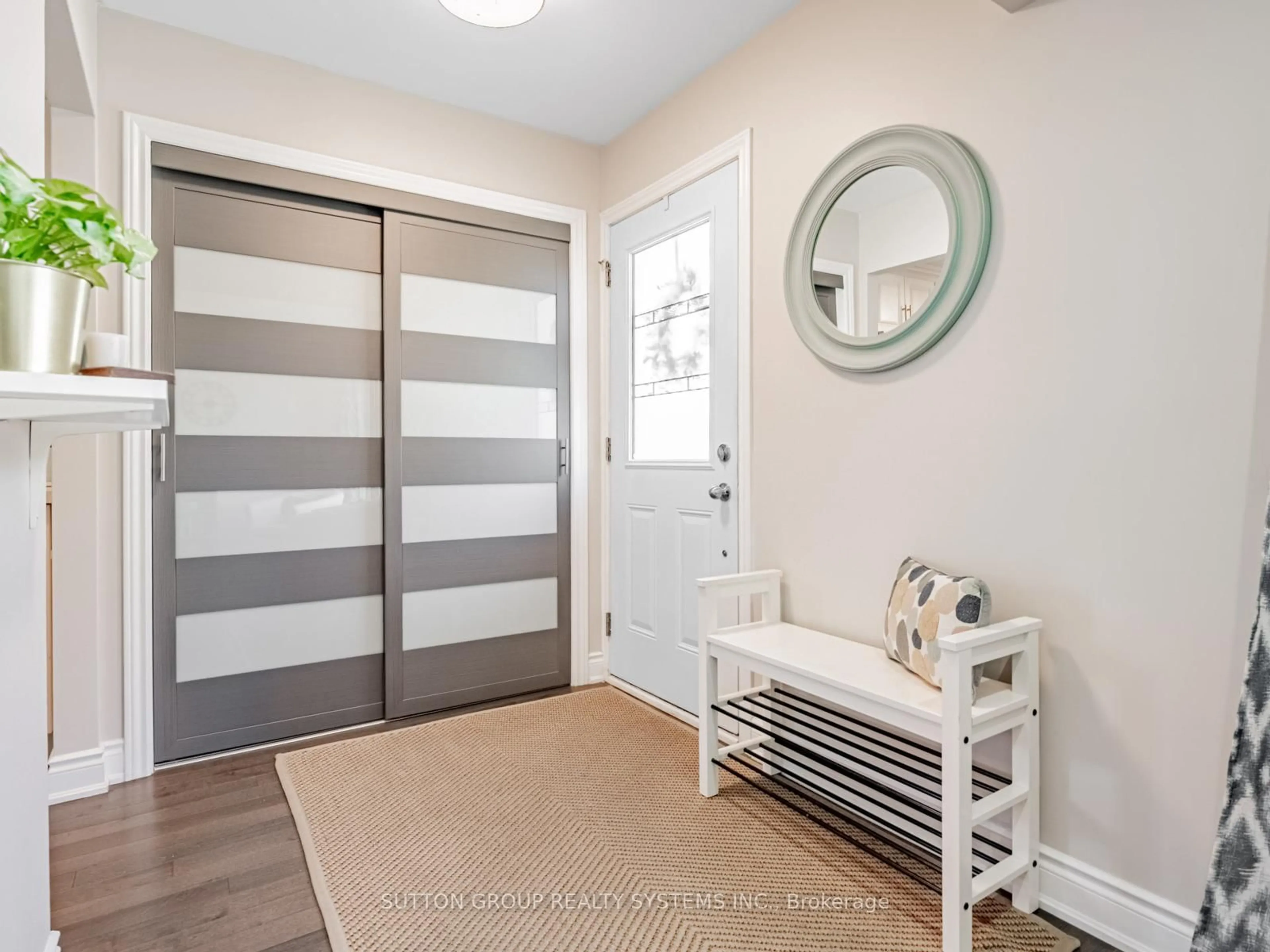 Indoor entryway for 3464 Fellmore Dr, Mississauga Ontario L5C 2E3