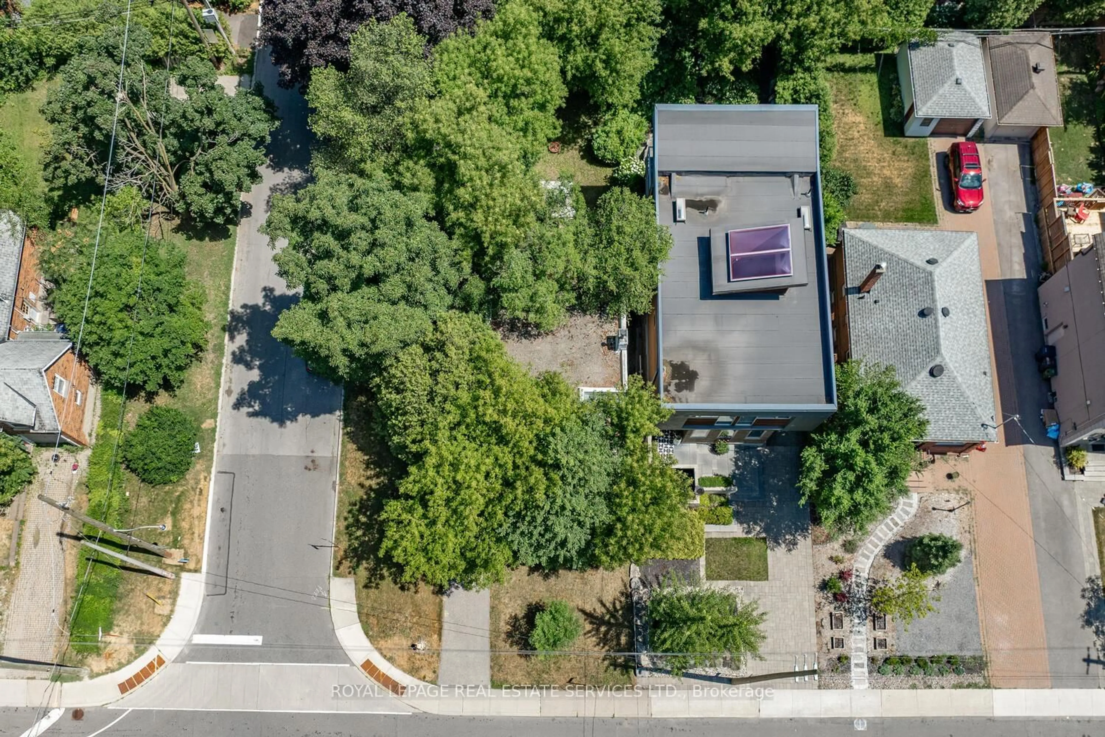 A pic from outside/outdoor area/front of a property/back of a property/a pic from drone, street for 101 South Kingsway, Toronto Ontario M6S 3T4