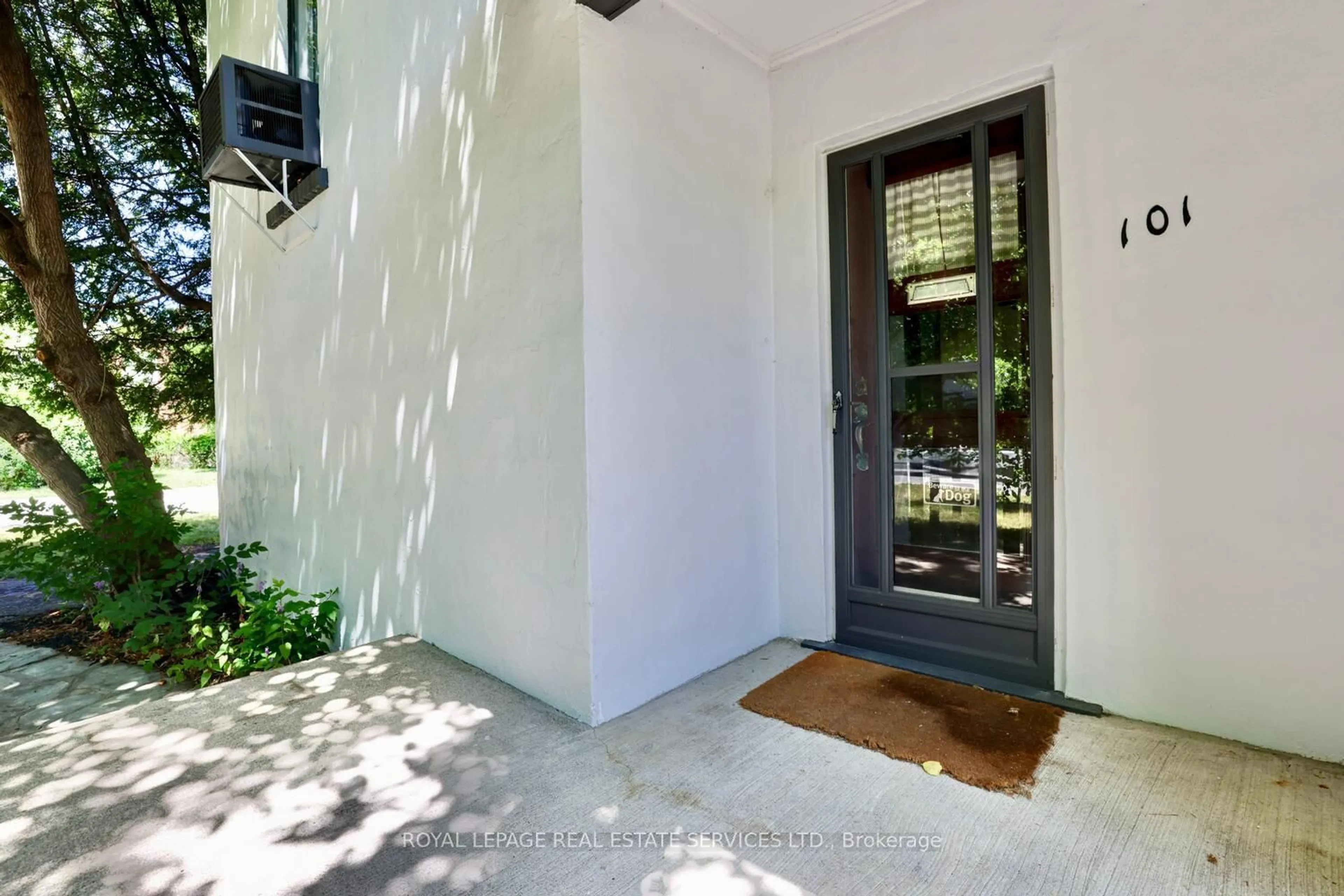 Indoor entryway for 101 South Kingsway, Toronto Ontario M6S 3T4