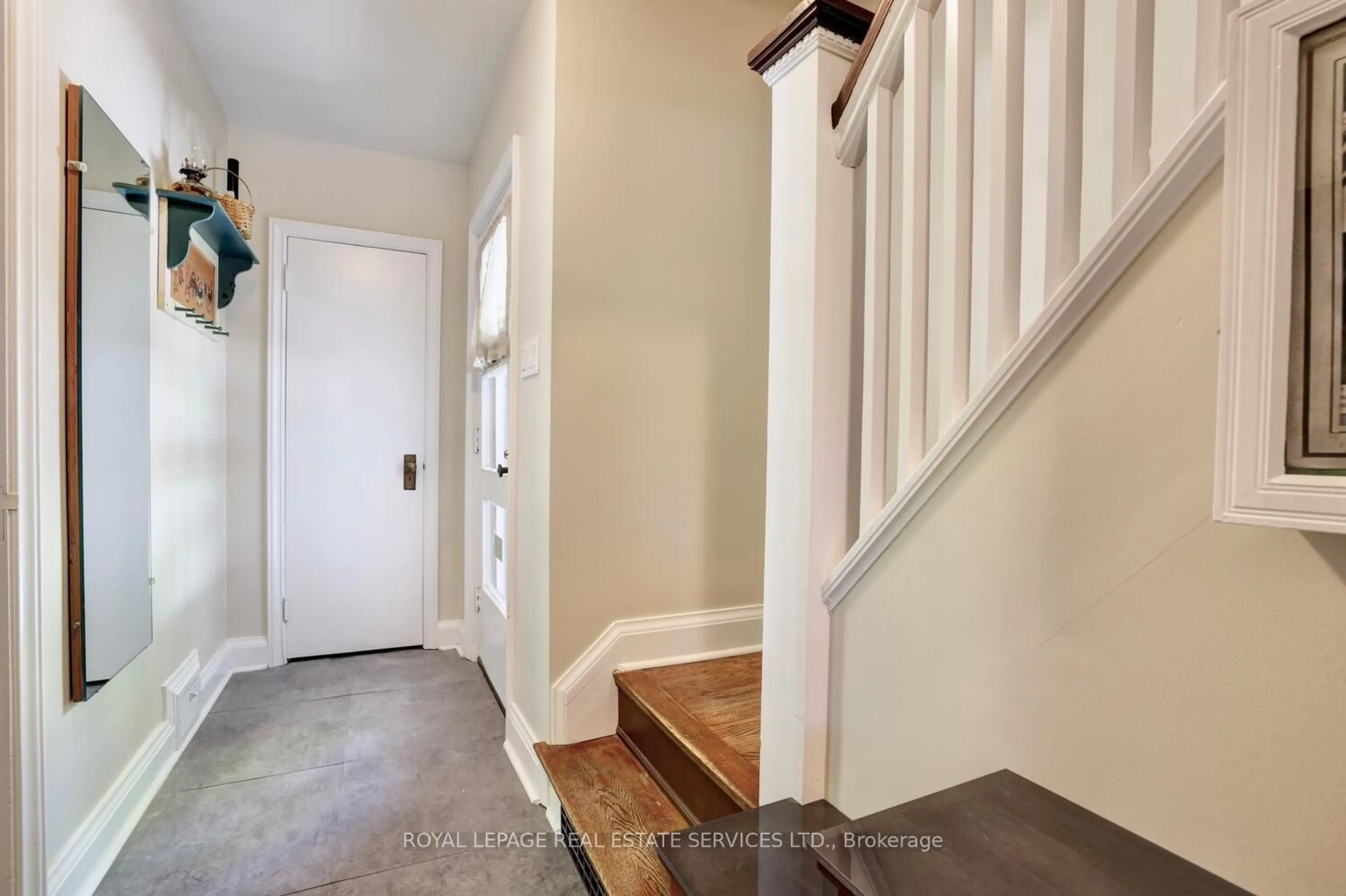 Indoor entryway for 101 South Kingsway, Toronto Ontario M6S 3T4