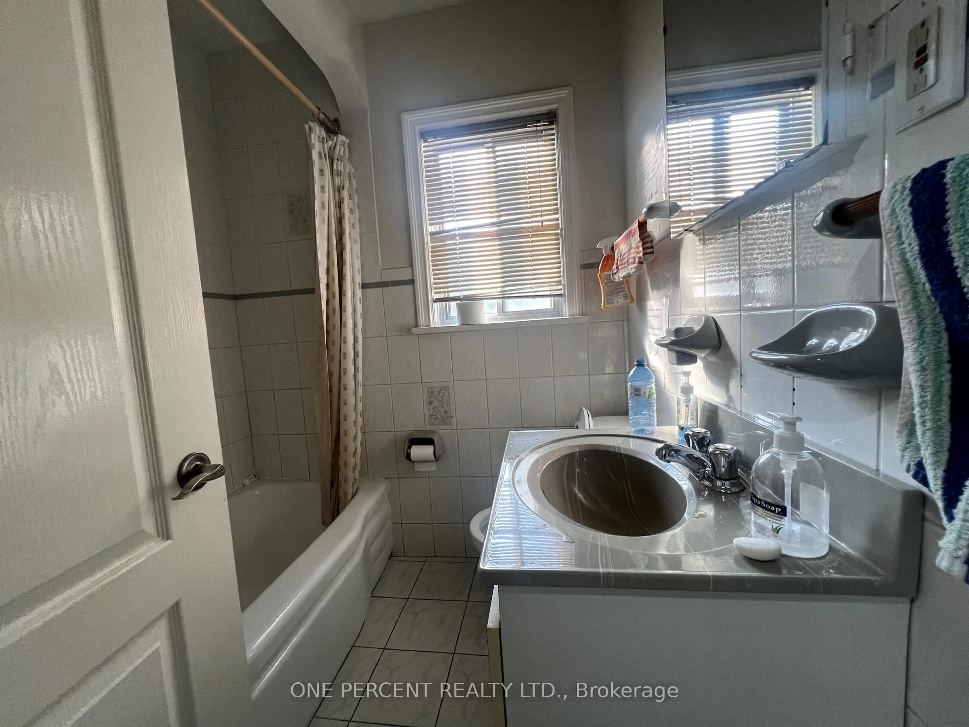 Standard bathroom, ceramic/tile floor for 88 Cuffley Cres, Toronto Ontario M3K 1Y2