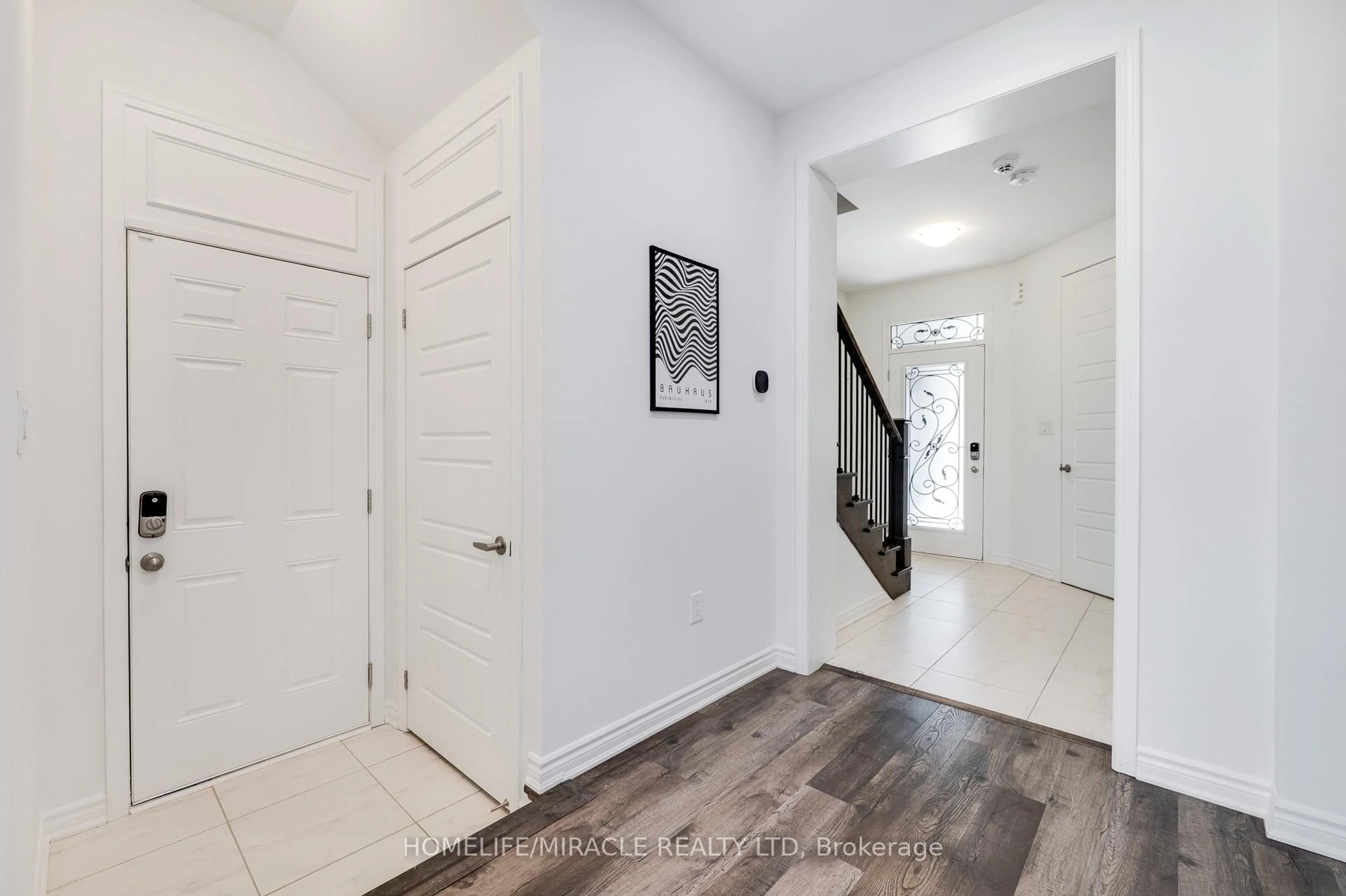 Indoor entryway for 1253 DIAS LANDING, Milton Ontario L9E 1W2