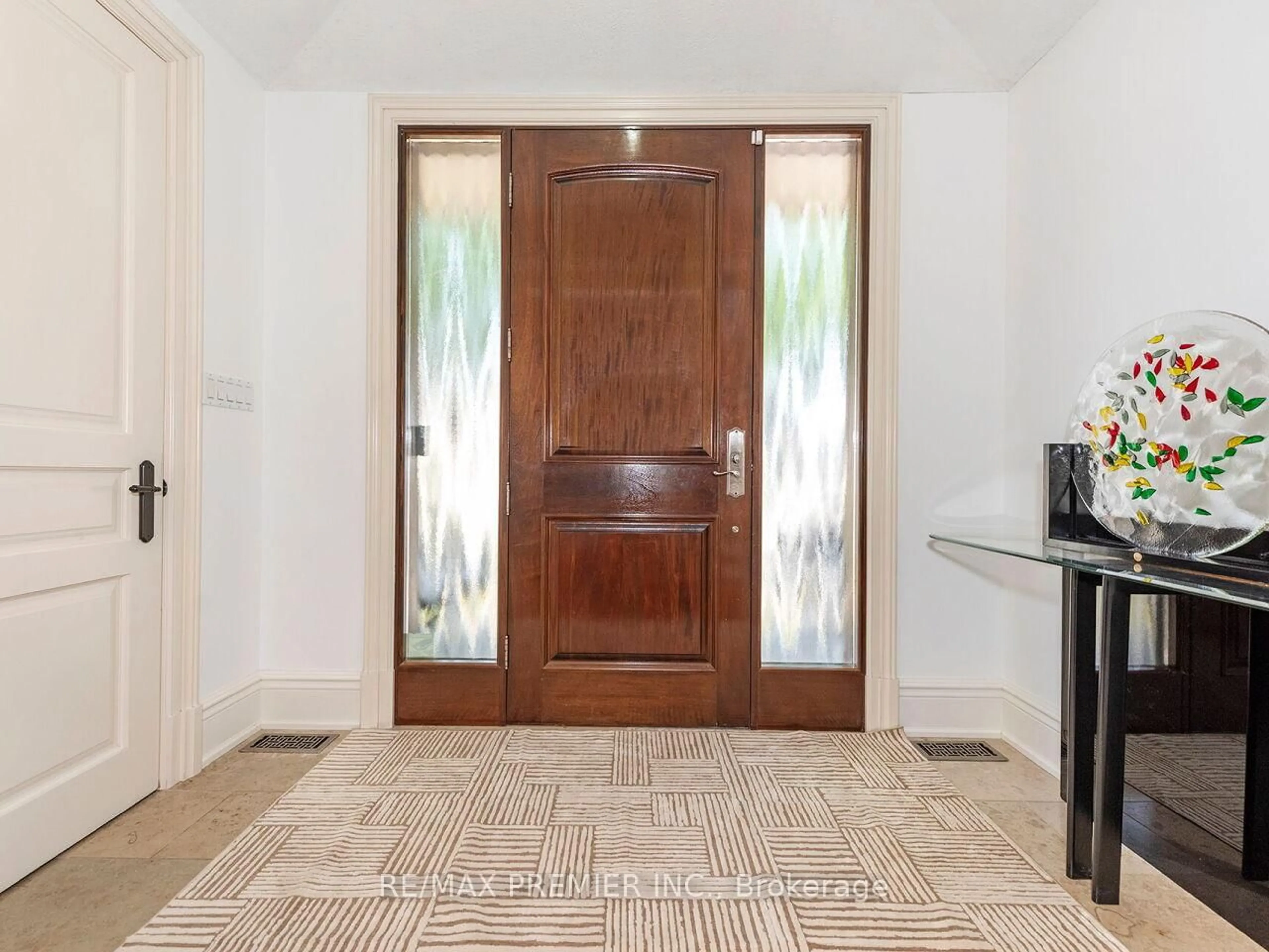 Indoor entryway for 35 Yorkdale Cres, Toronto Ontario M9M 1C2