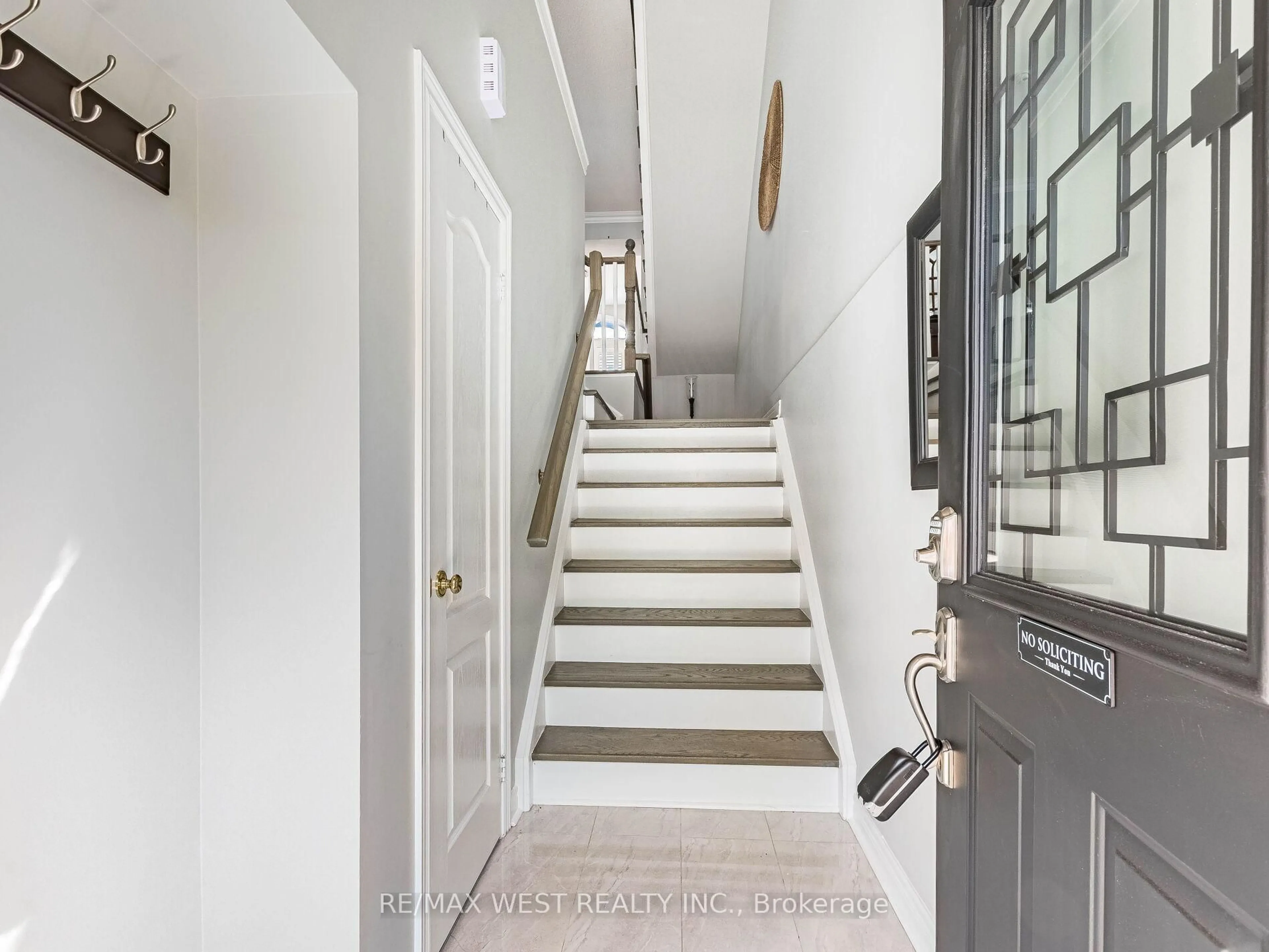 Indoor entryway for 38 Mendota Rd #7, Toronto Ontario M8Y 1E8