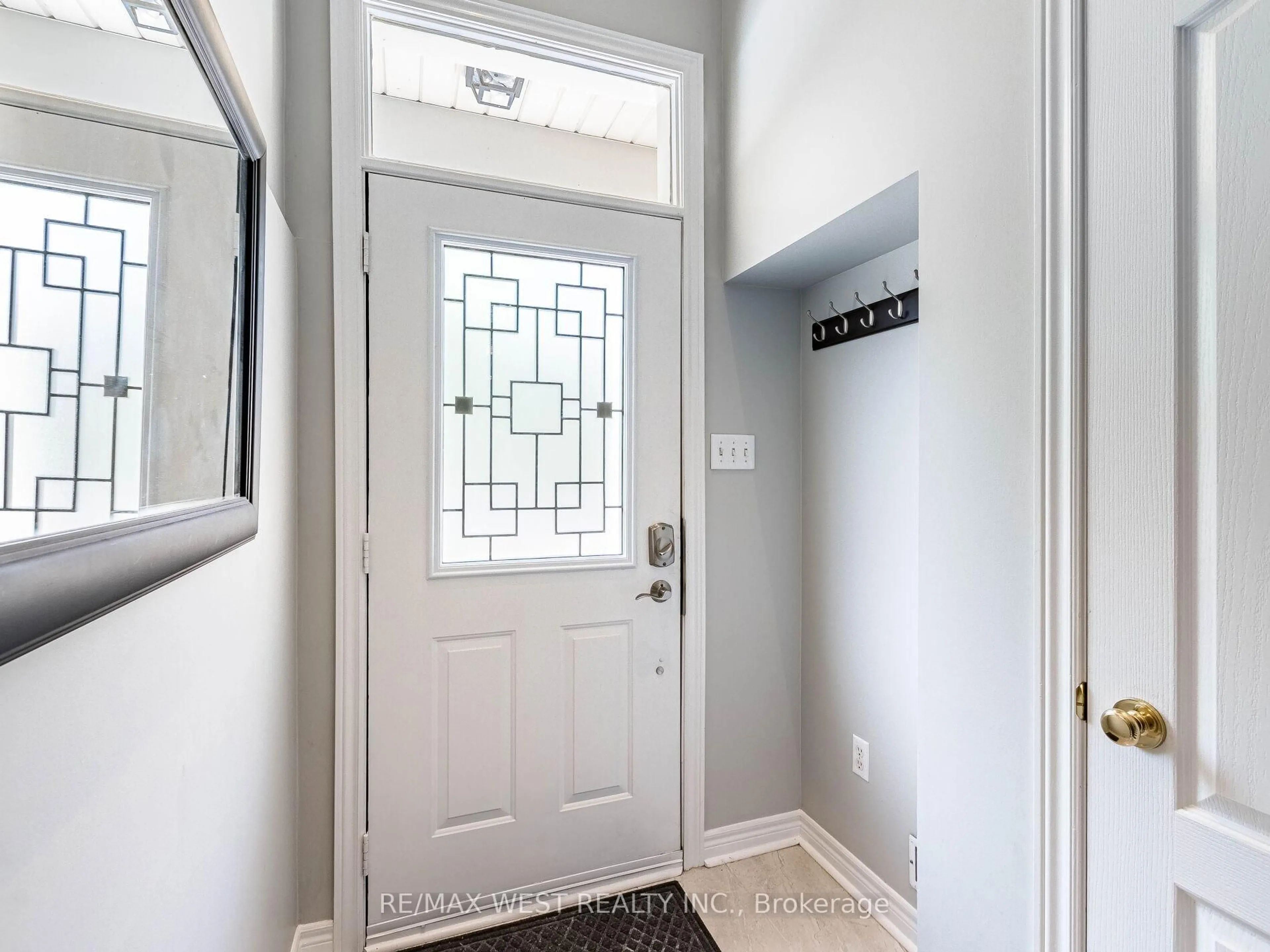 Indoor entryway for 38 Mendota Rd #7, Toronto Ontario M8Y 1E8