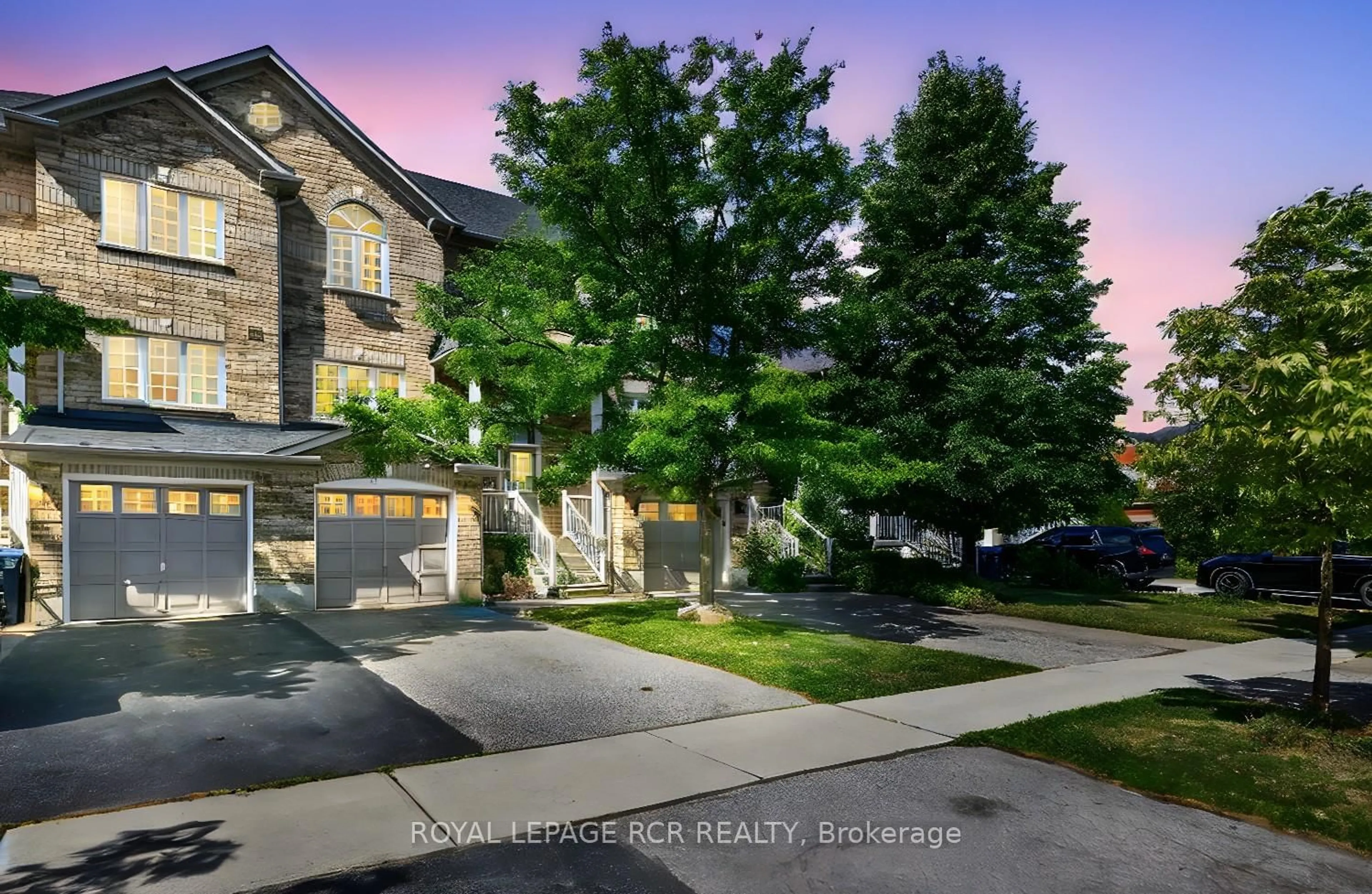 A pic from outside/outdoor area/front of a property/back of a property/a pic from drone, street for 5208 Thornwood Dr, Mississauga Ontario L4Z 4J9