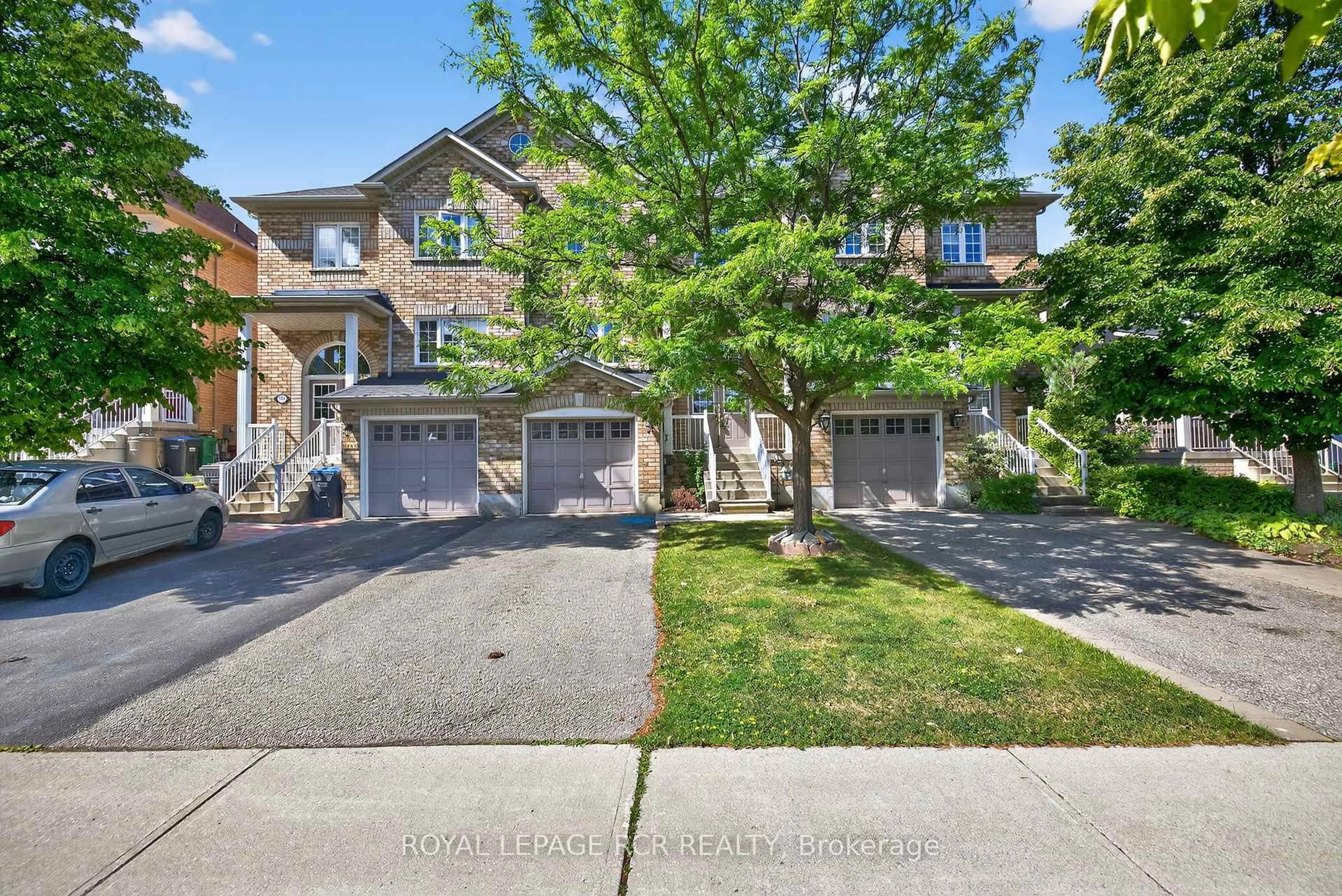 A pic from outside/outdoor area/front of a property/back of a property/a pic from drone, street for 5208 Thornwood Dr, Mississauga Ontario L4Z 4J9