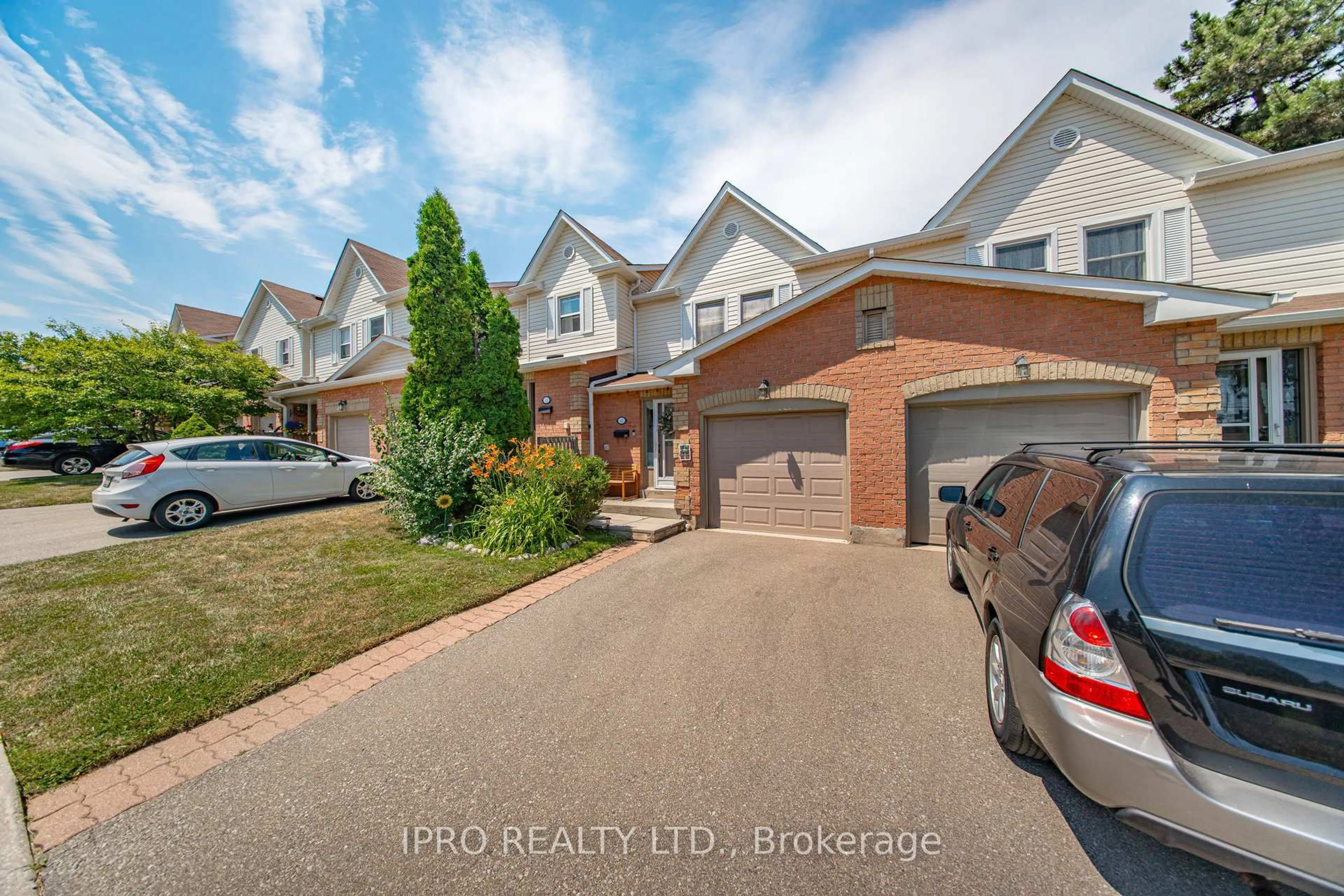 A pic from outside/outdoor area/front of a property/back of a property/a pic from drone, street for 2355 Fifth Line #42, Mississauga Ontario L5K 2M8