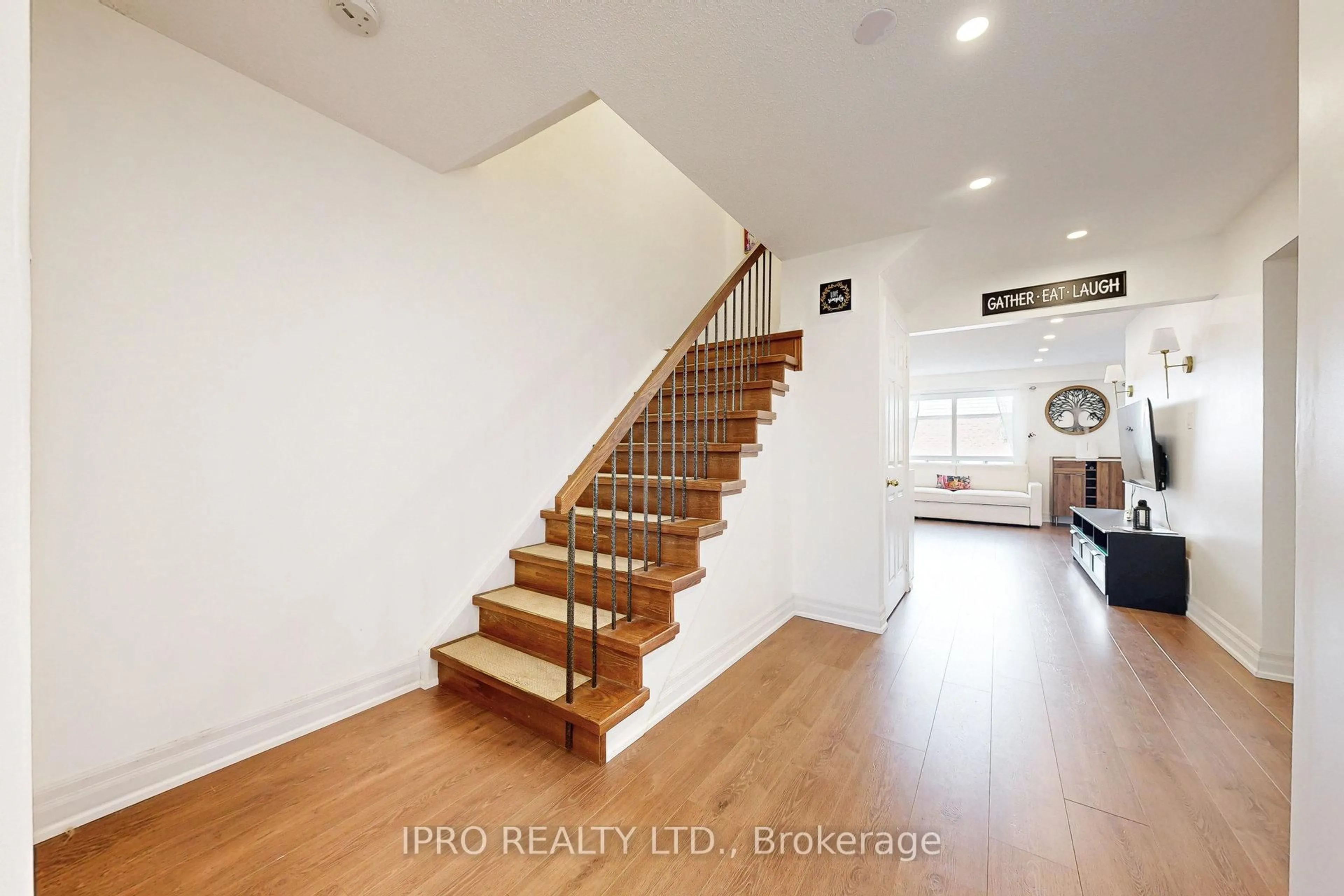 Indoor entryway for 2355 Fifth Line #42, Mississauga Ontario L5K 2M8
