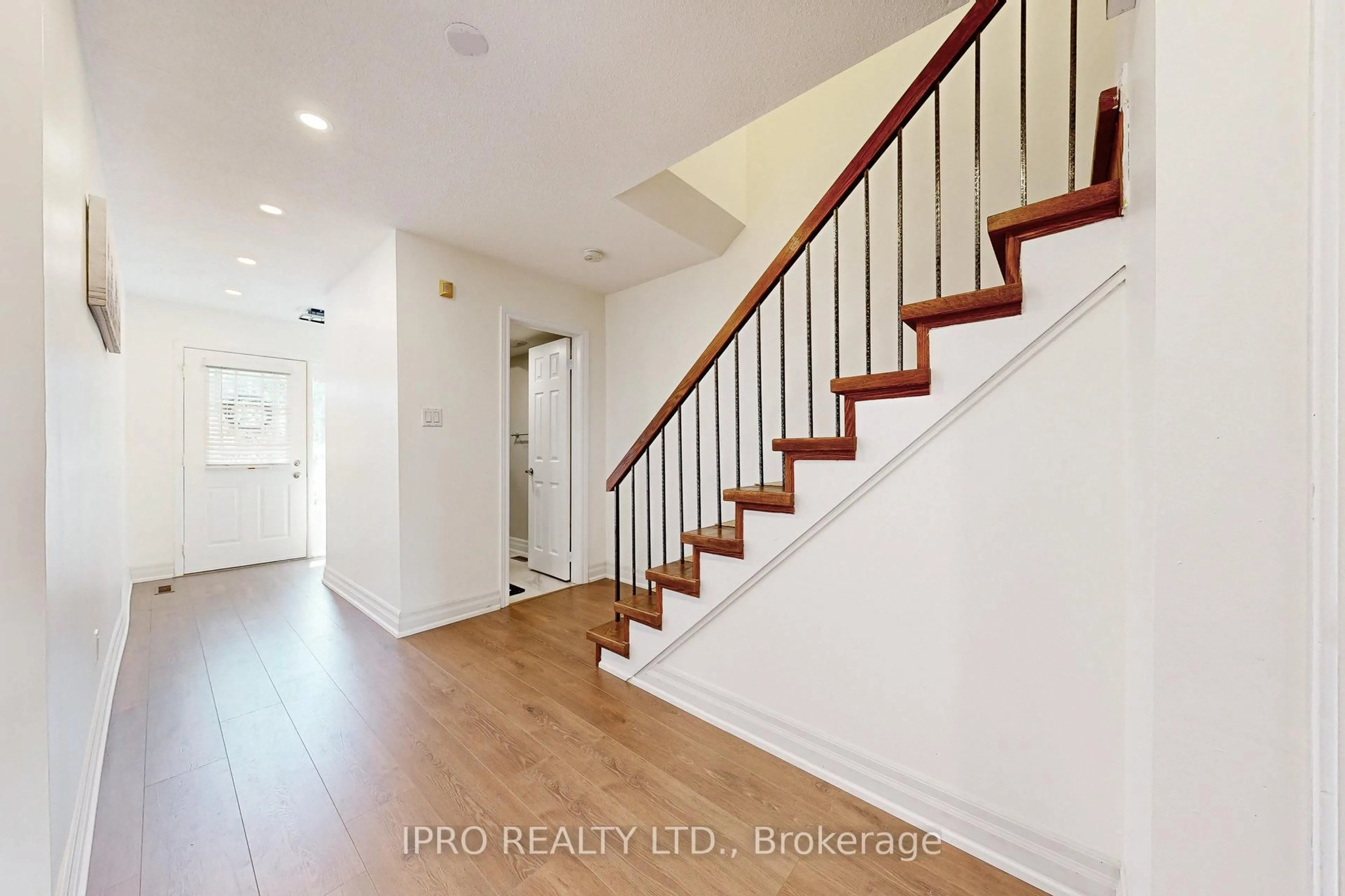 Indoor entryway for 2355 Fifth Line #42, Mississauga Ontario L5K 2M8