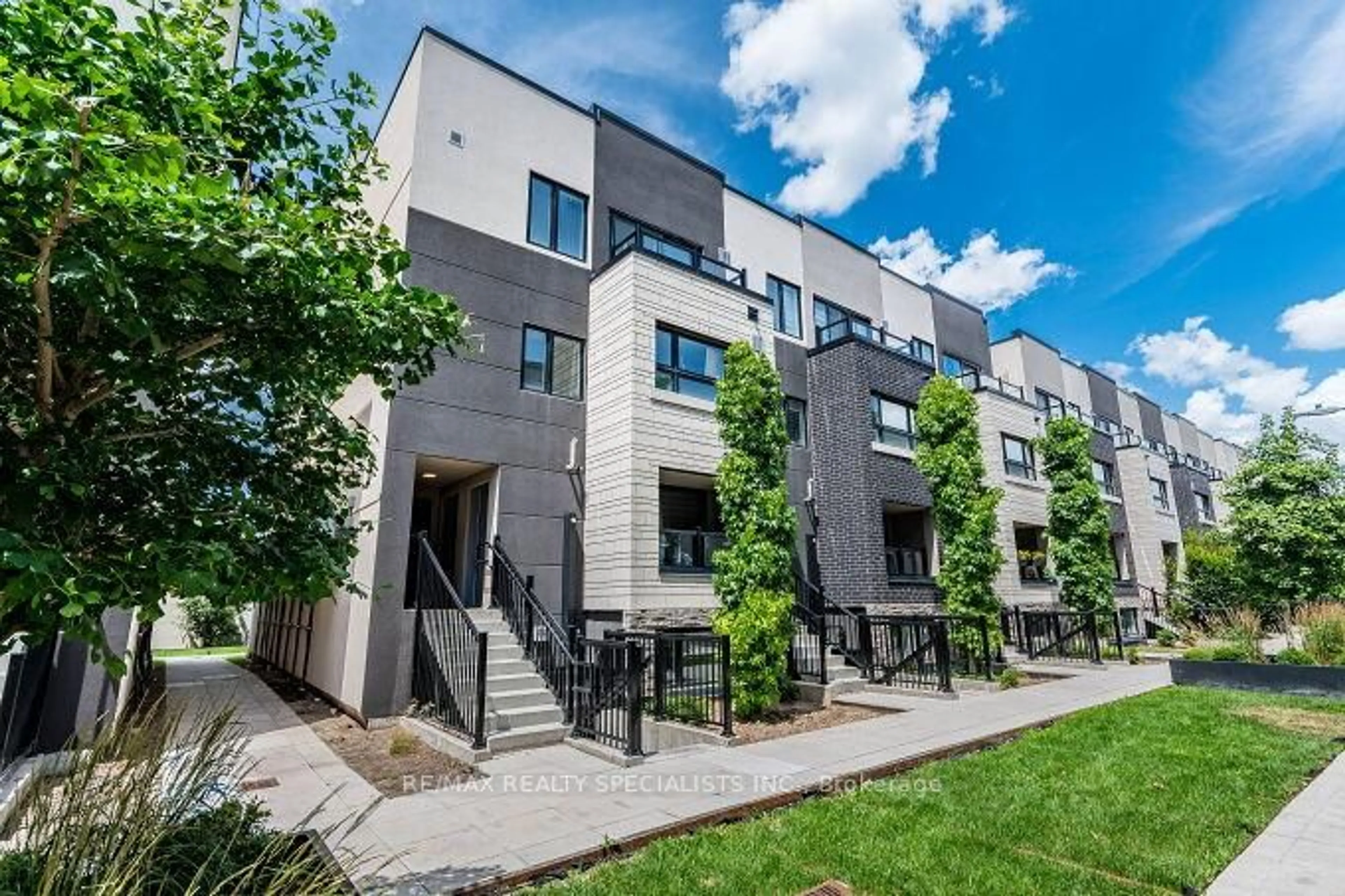 Patio, street for 1137 Cooke Blvd #202, Burlington Ontario L7T 0C3