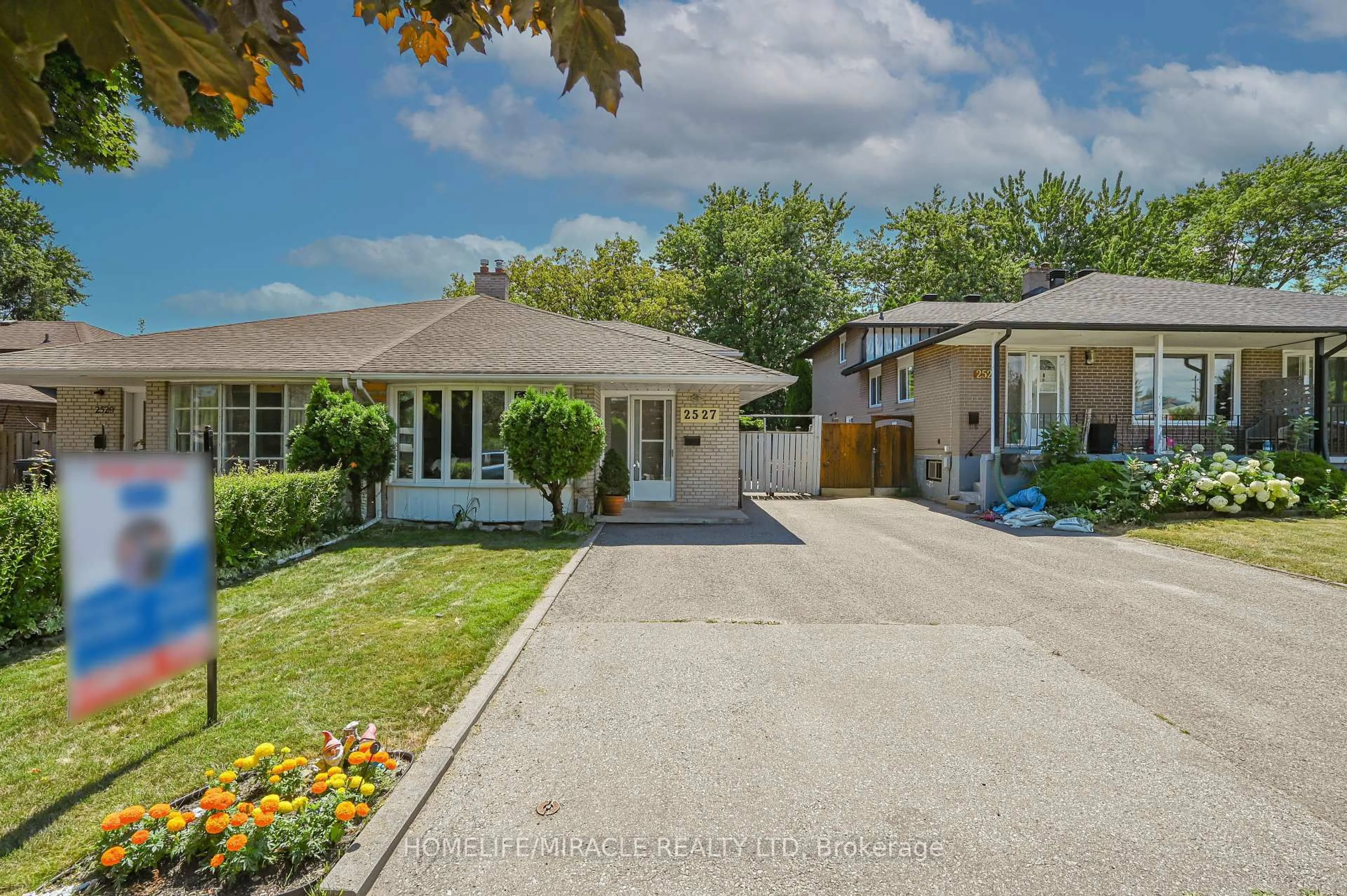 A pic from outside/outdoor area/front of a property/back of a property/a pic from drone, street for 2527 Padstow Cres, Mississauga Ontario L5J 2G2