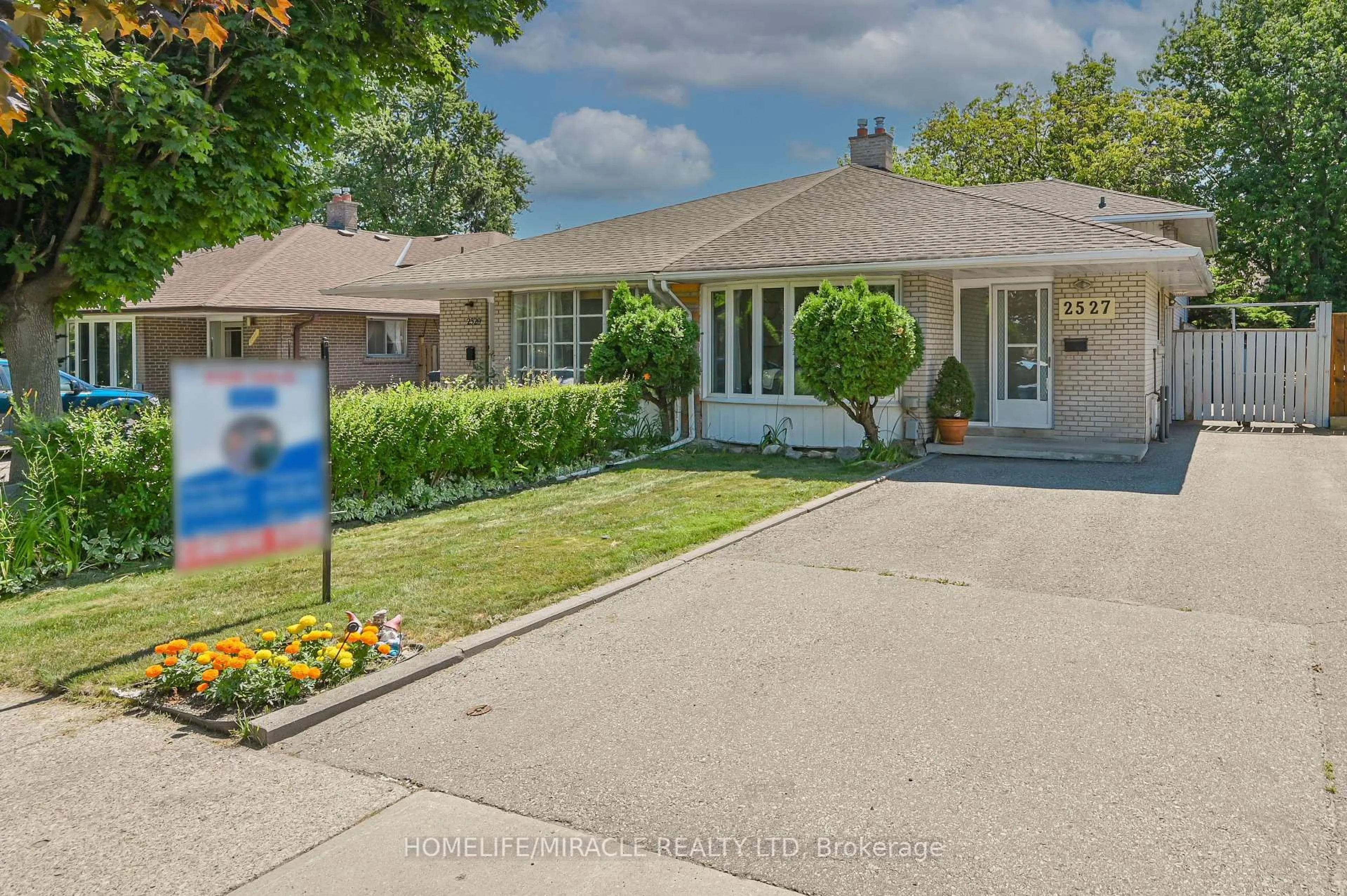 A pic from outside/outdoor area/front of a property/back of a property/a pic from drone, street for 2527 Padstow Cres, Mississauga Ontario L5J 2G2