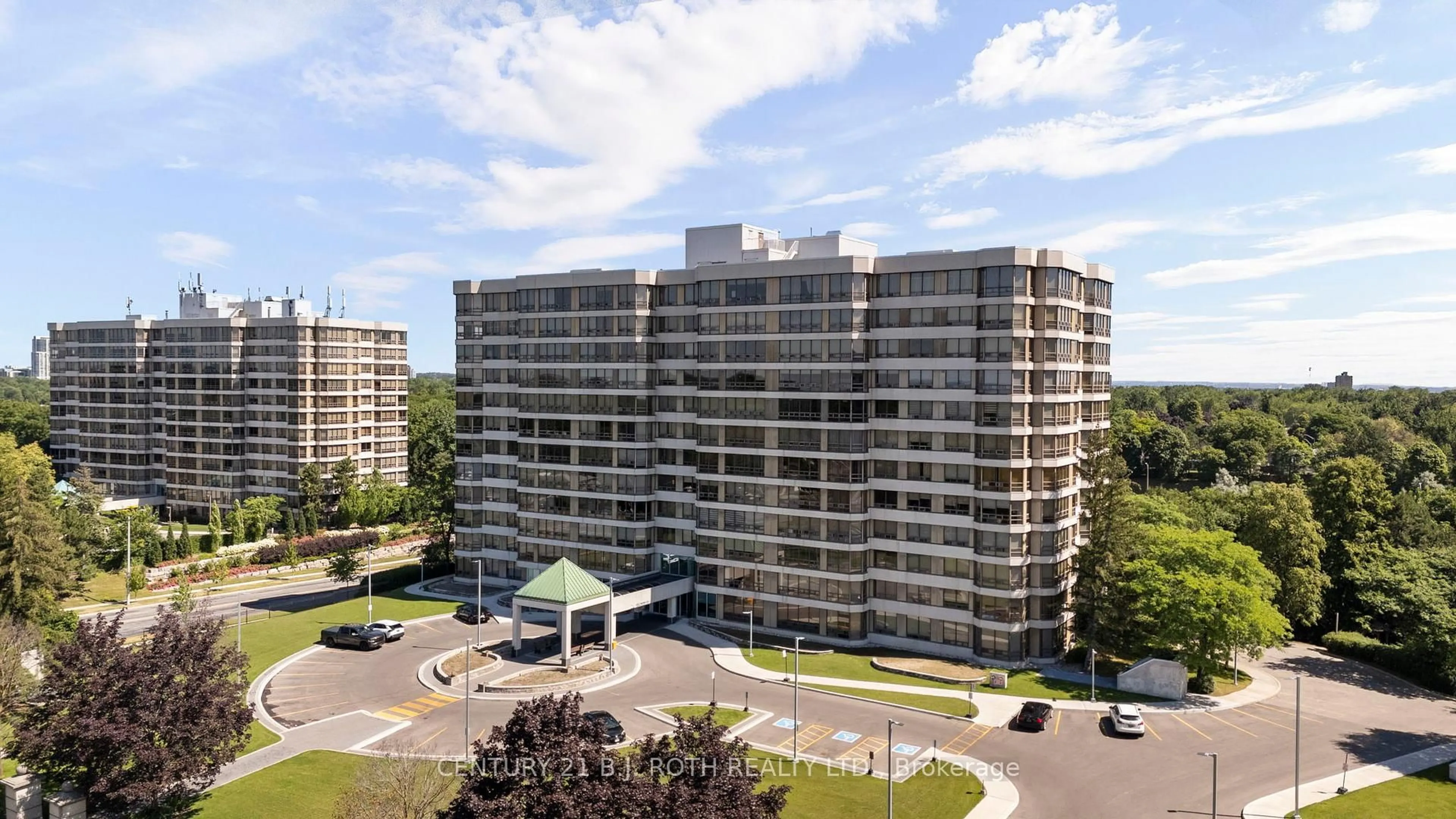 A pic from outside/outdoor area/front of a property/back of a property/a pic from drone, unknown for 320 MILL St #307, Brampton Ontario L6Y 3V2