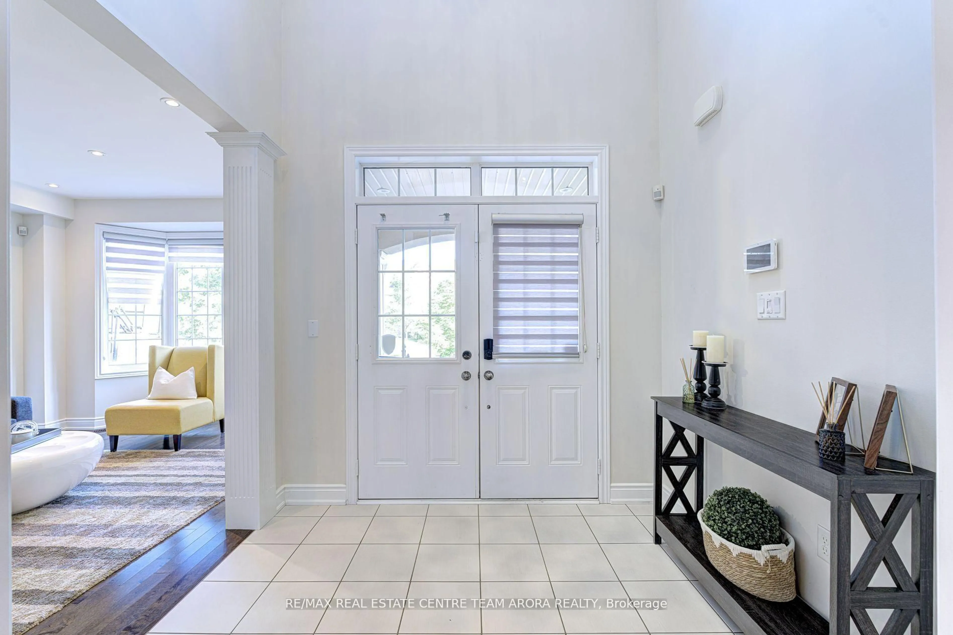 Indoor entryway for 18 Deanston Crt, Brampton Ontario L6X 2Z7