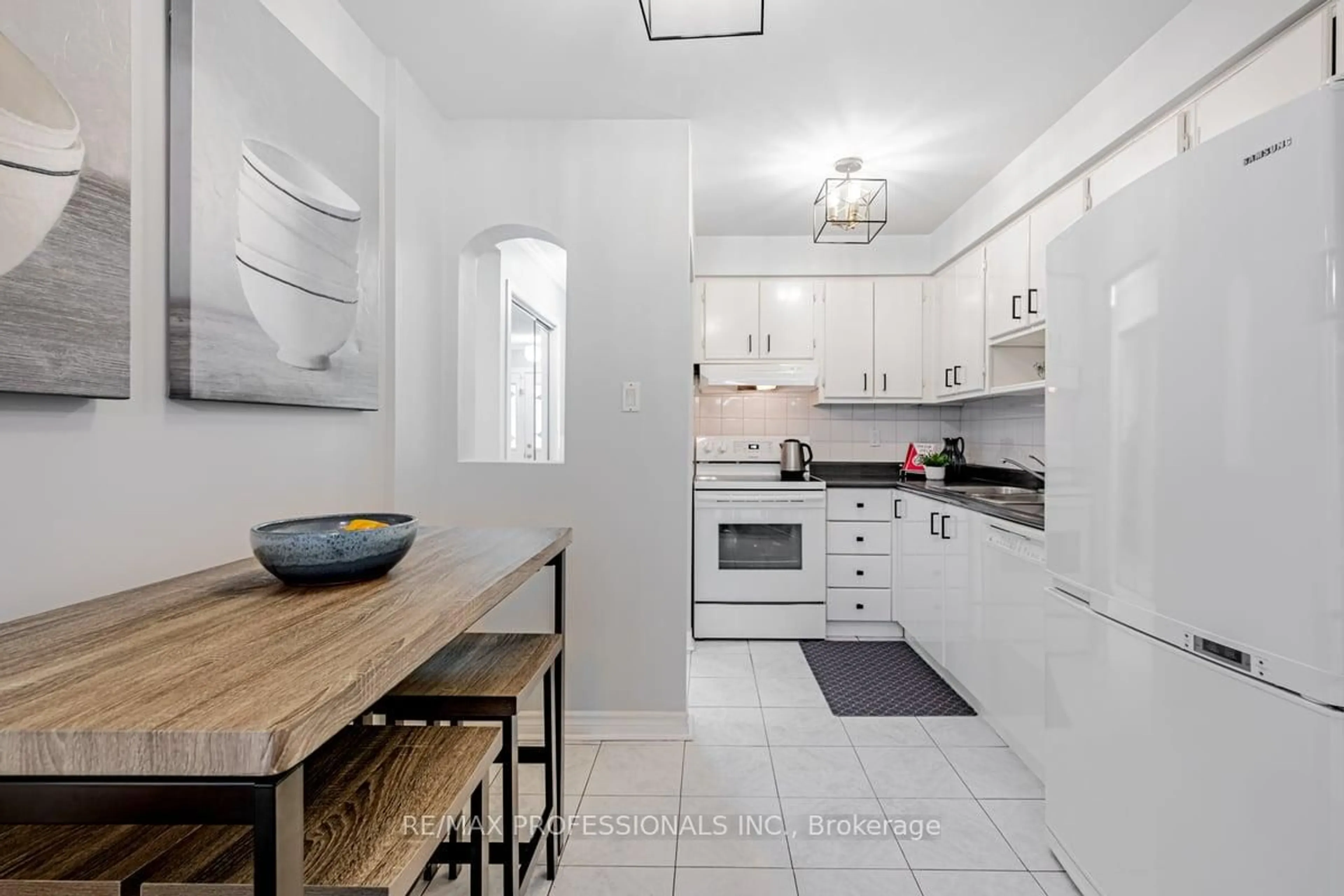 Standard kitchen, ceramic/tile floor for 1180 Mississauga Valley Blvd #41, Mississauga Ontario L5A 3M9