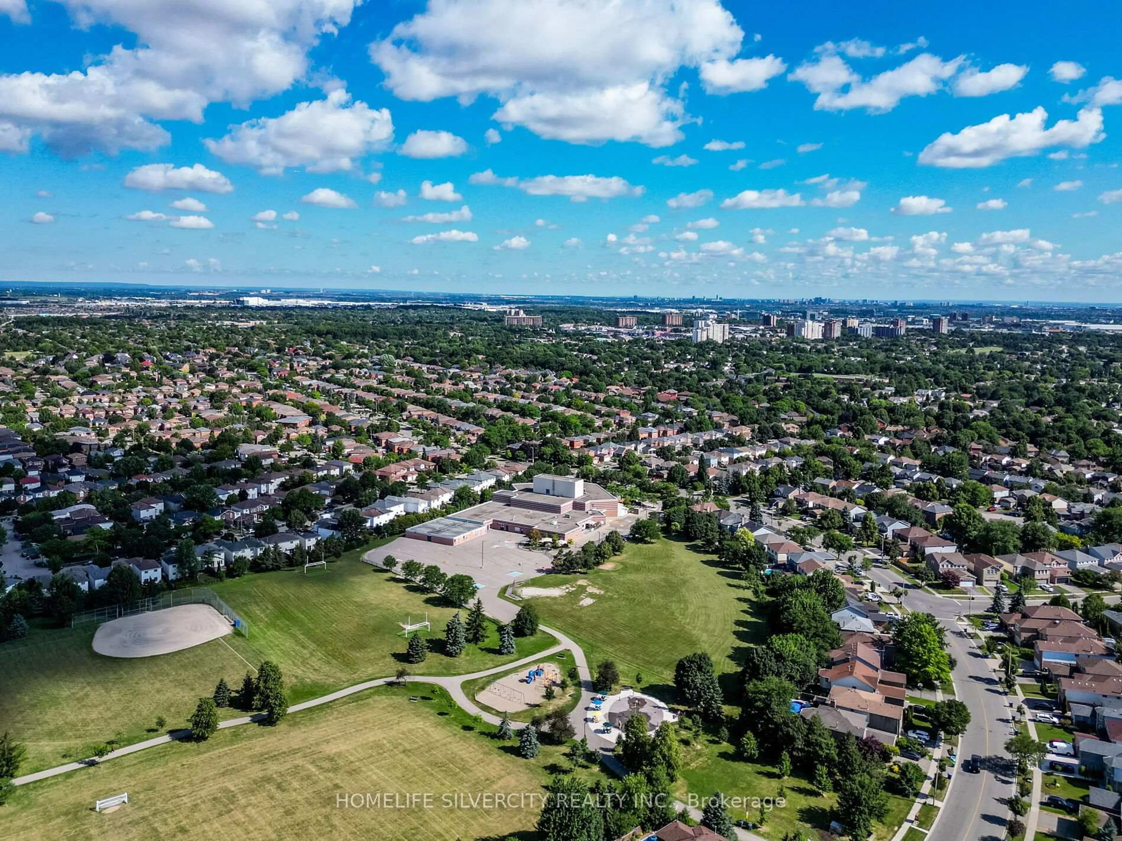 A pic from outside/outdoor area/front of a property/back of a property/a pic from drone, unknown for 6251 Saltmarsh Crt, Mississauga Ontario L5N 5V9