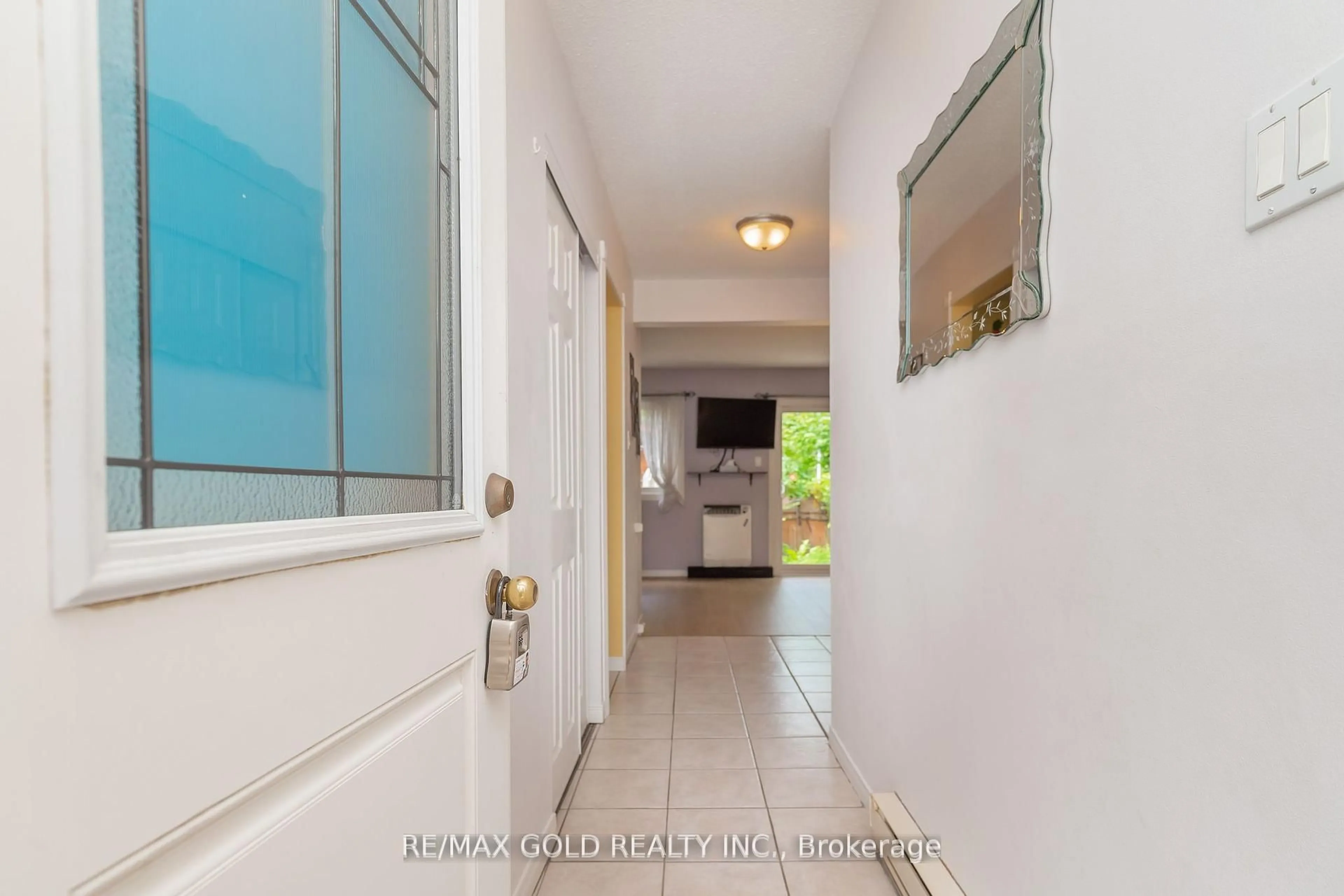 Indoor entryway for 16 Gatsby Sq, Brampton Ontario L6S 2H4