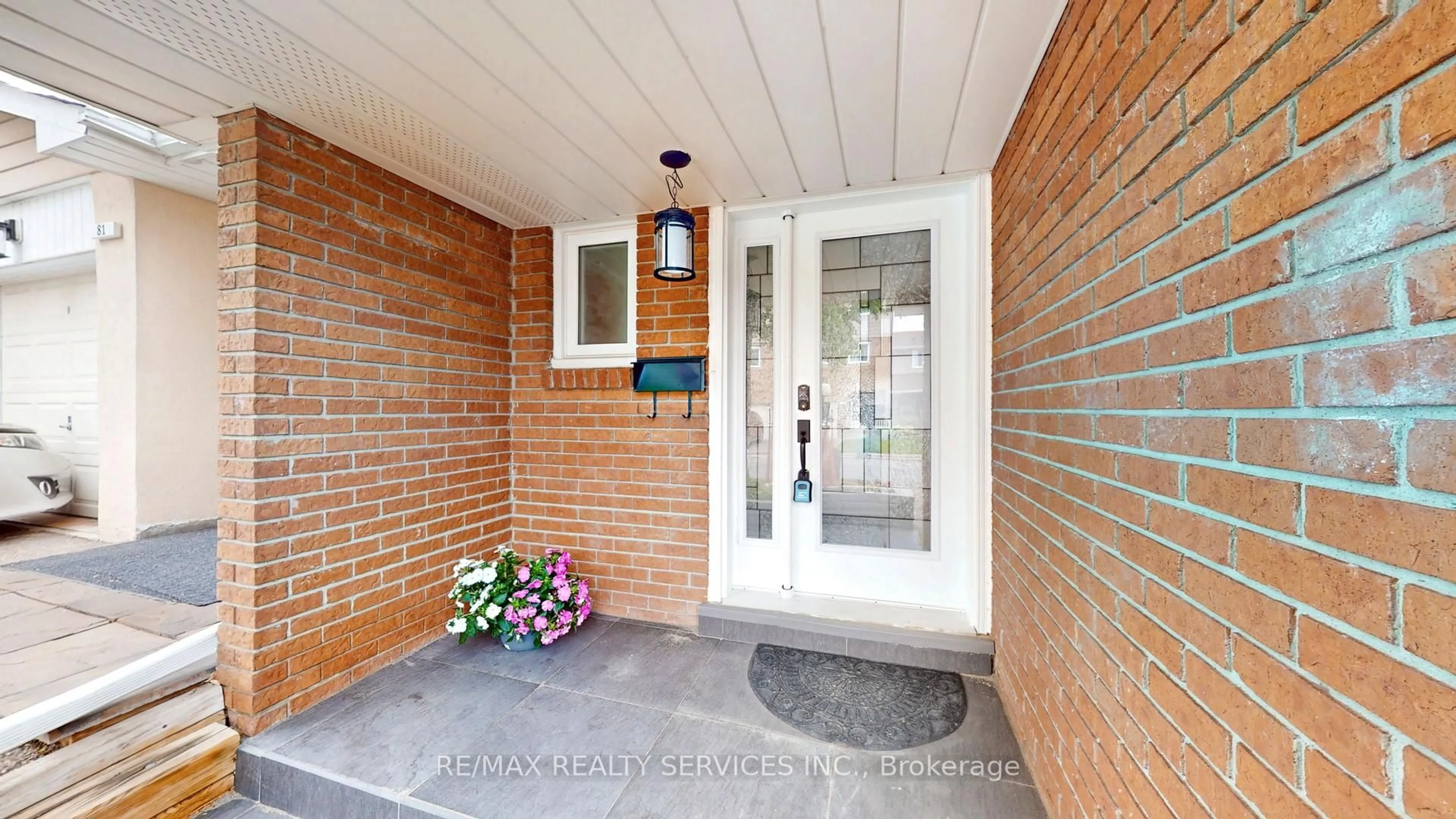 Indoor entryway for 80 Carisbrooke Crt, Brampton Ontario L6S 3K1