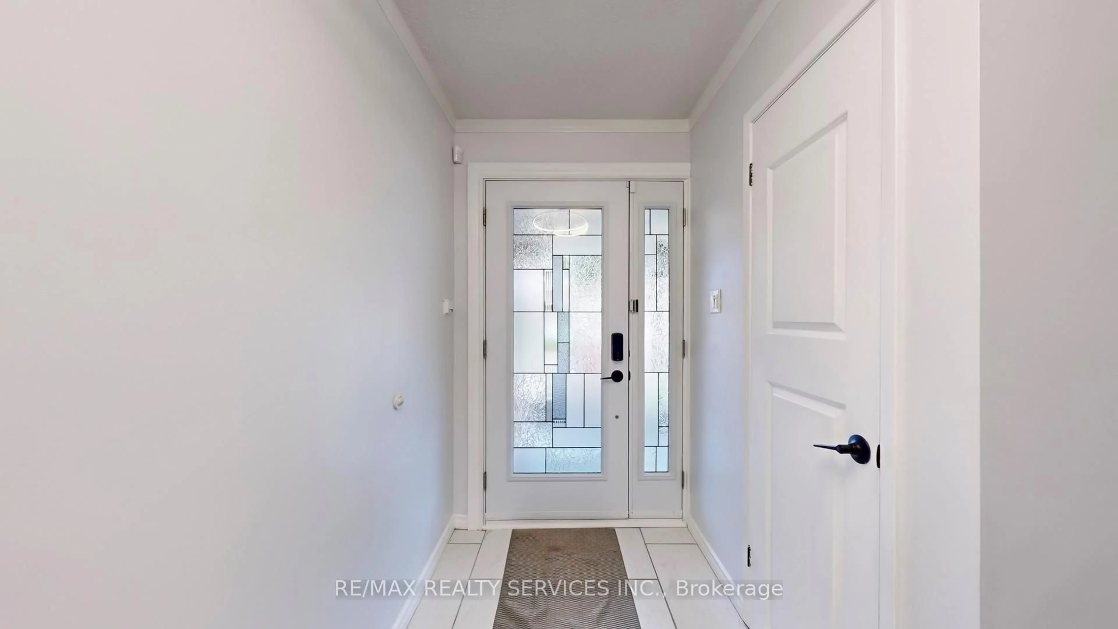 Indoor entryway for 80 Carisbrooke Crt, Brampton Ontario L6S 3K1