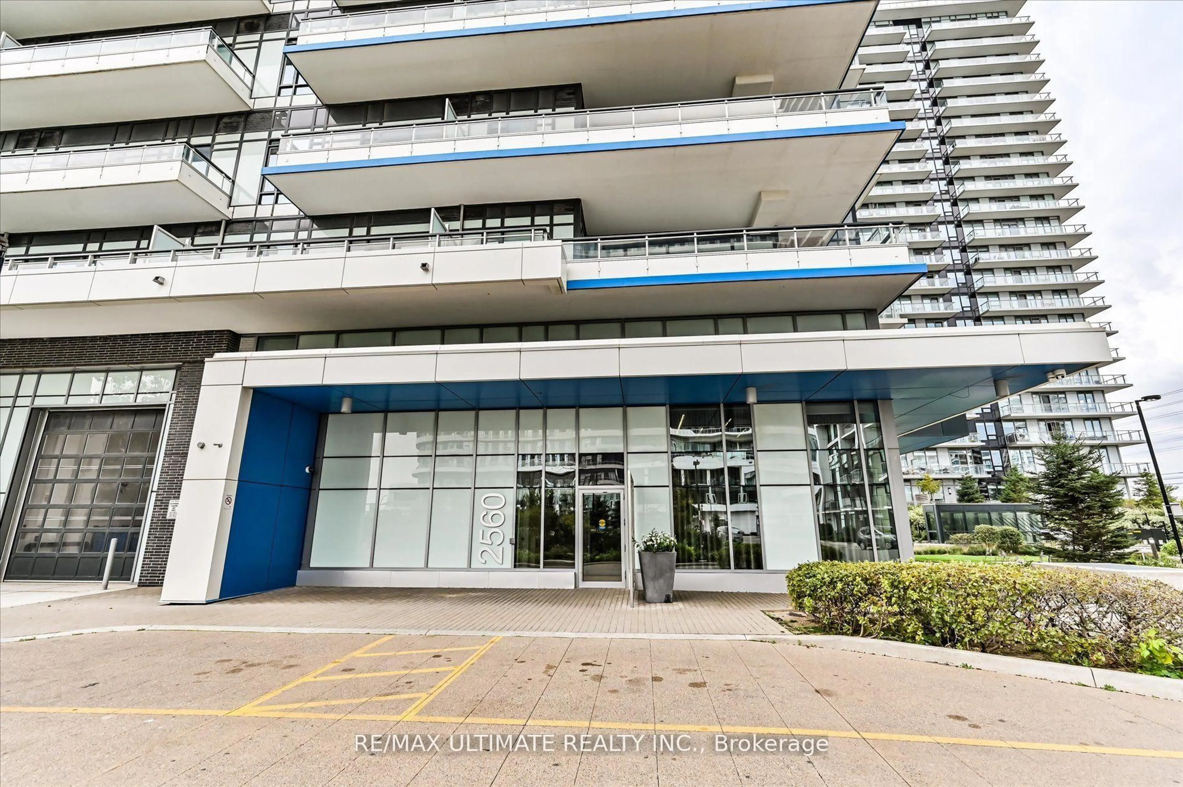 Indoor foyer for 2560 Eglinton Ave #2108, Mississauga Ontario L5M 0Y3