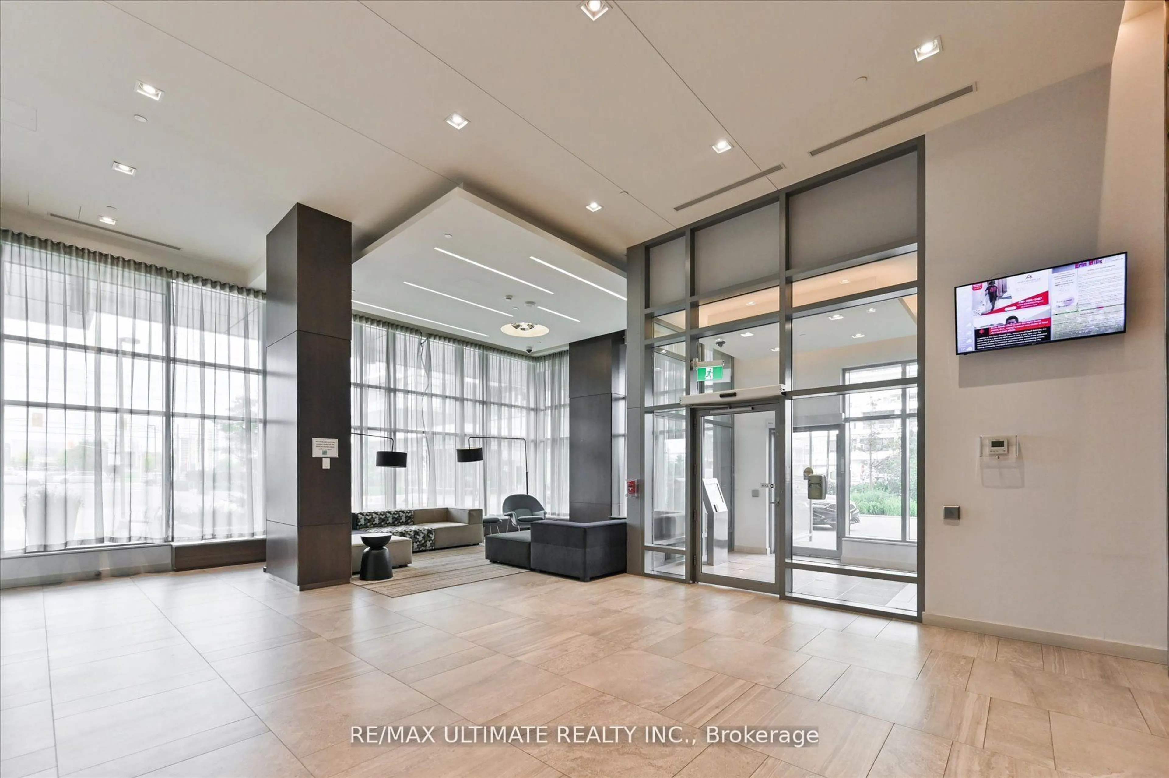 Indoor foyer for 2560 Eglinton Ave #2108, Mississauga Ontario L5M 0Y3