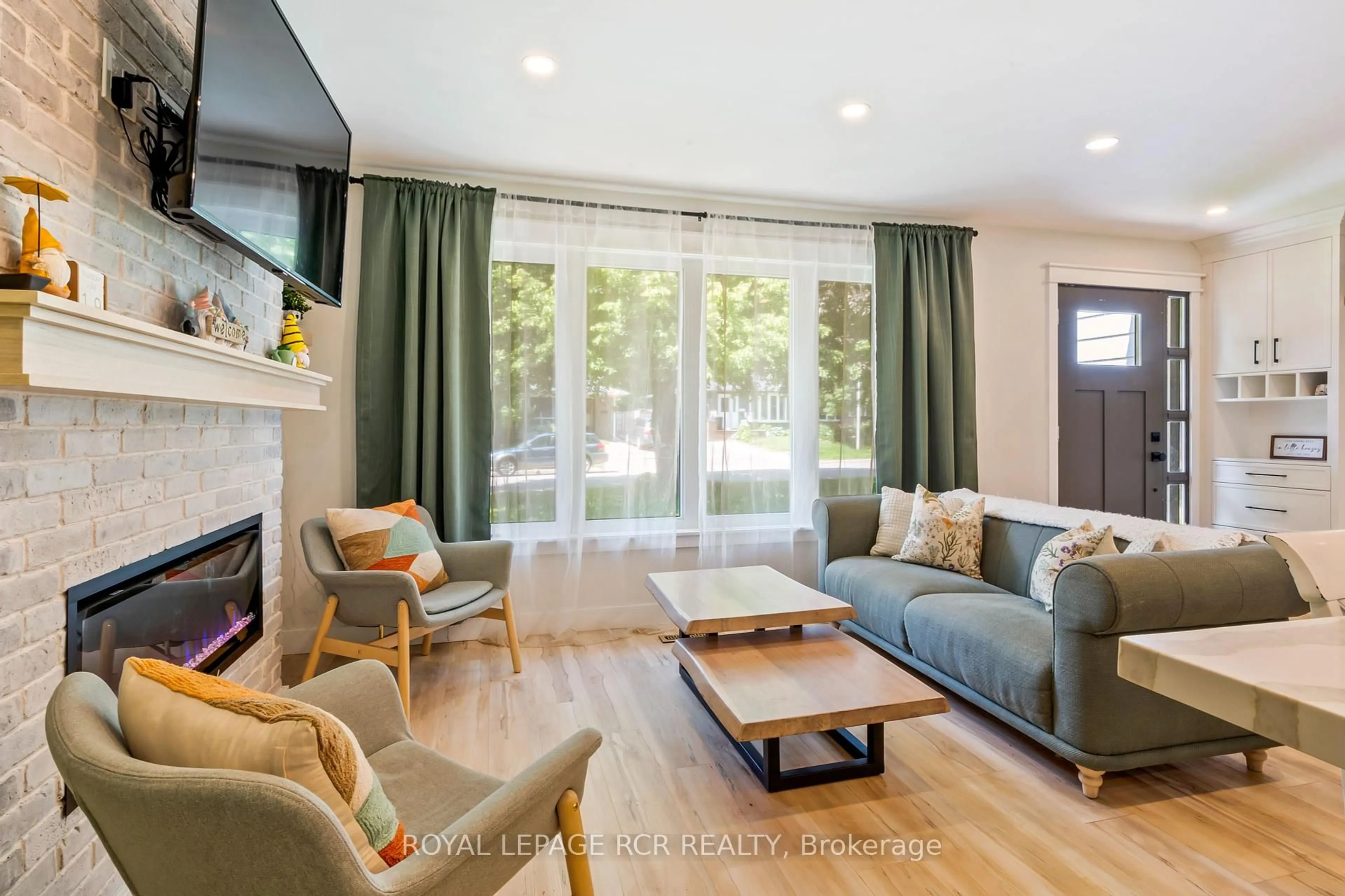 Living room with furniture, unknown for 23 Highland Dr, Orangeville Ontario L9W 2Y2
