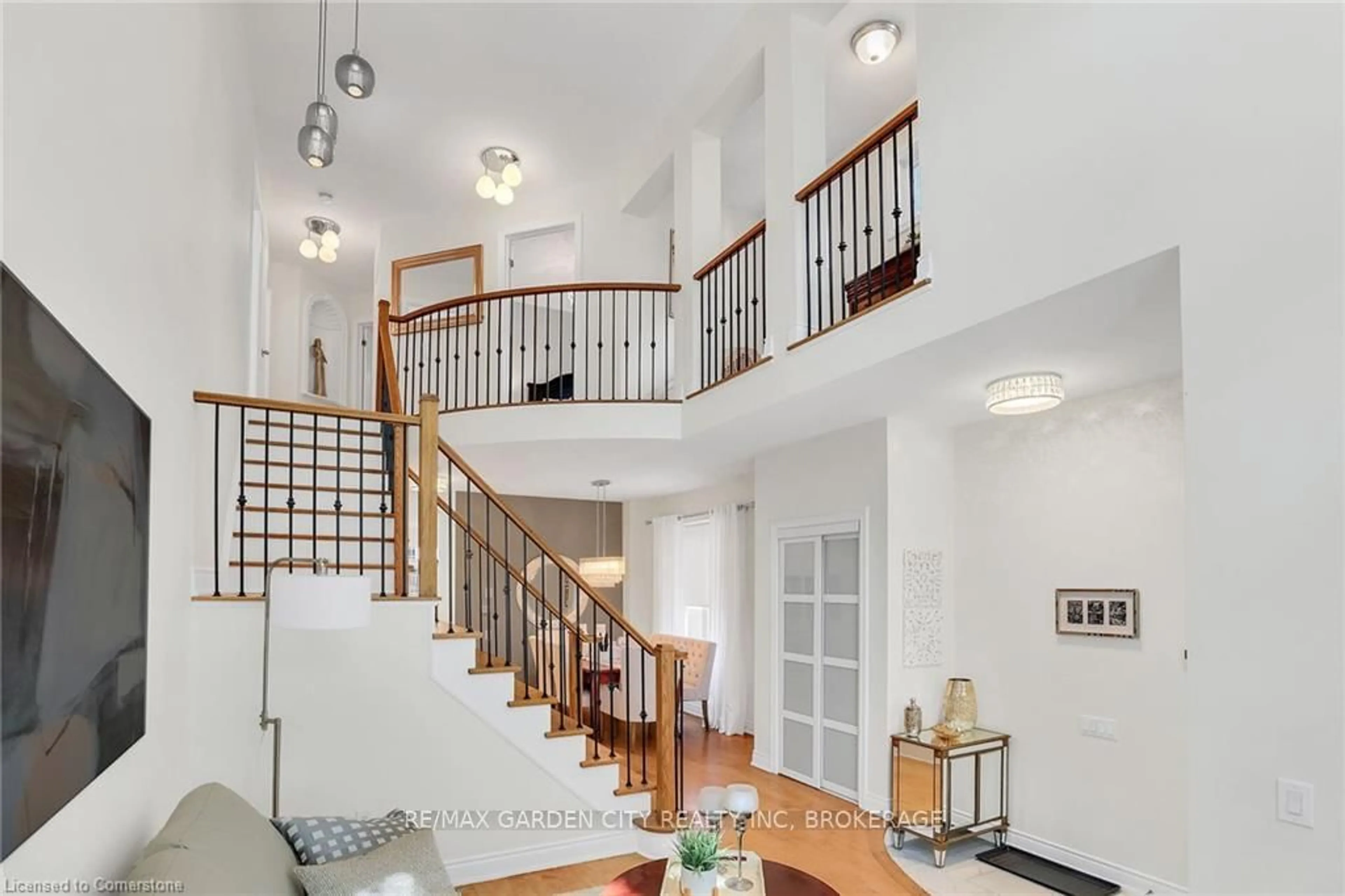 Indoor foyer for 3323 Whilabout Terr, Oakville Ontario L6L 0A8