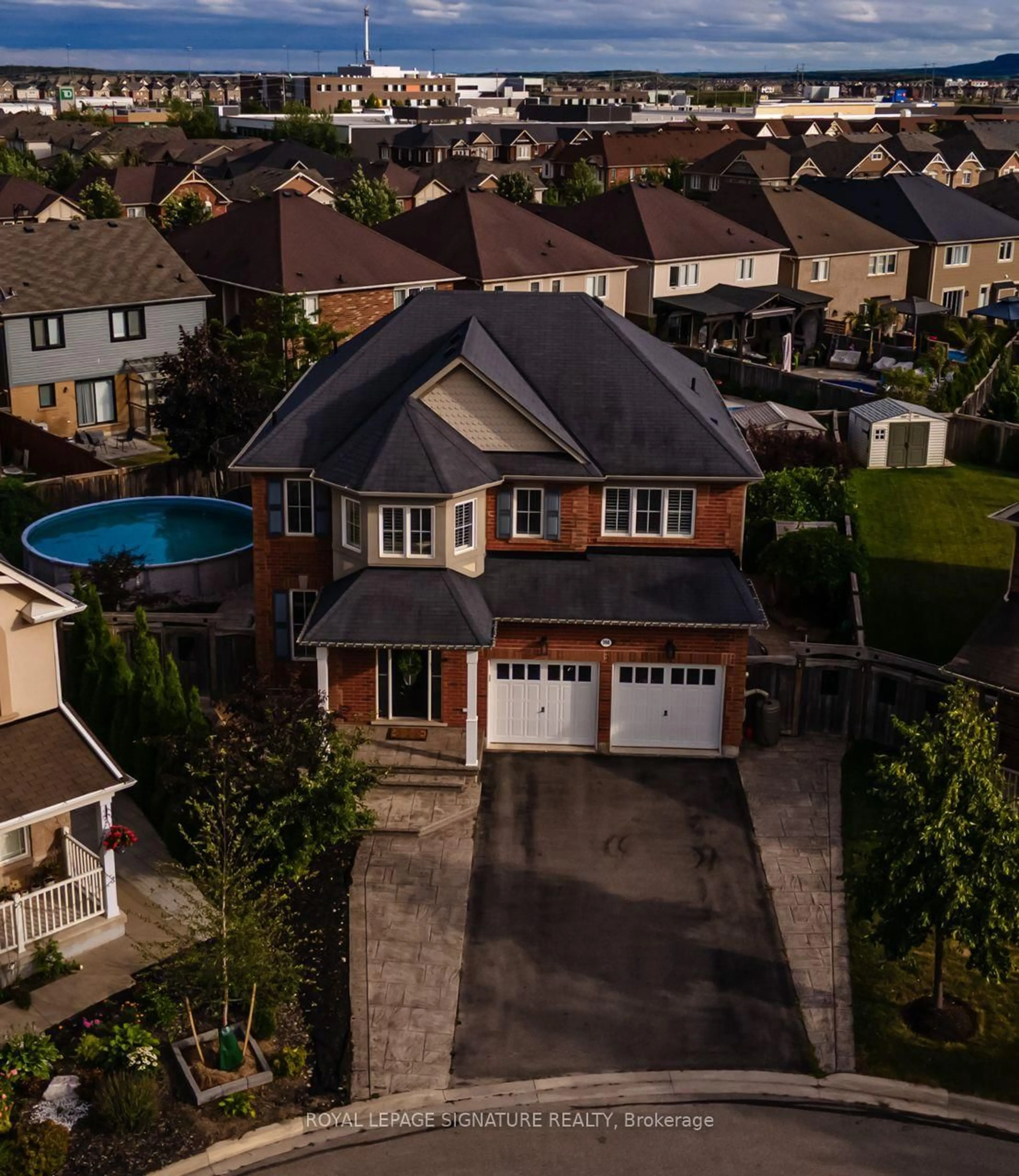 A pic from outside/outdoor area/front of a property/back of a property/a pic from drone, street for 366 Cochrane Terr, Milton Ontario L9T 8C1