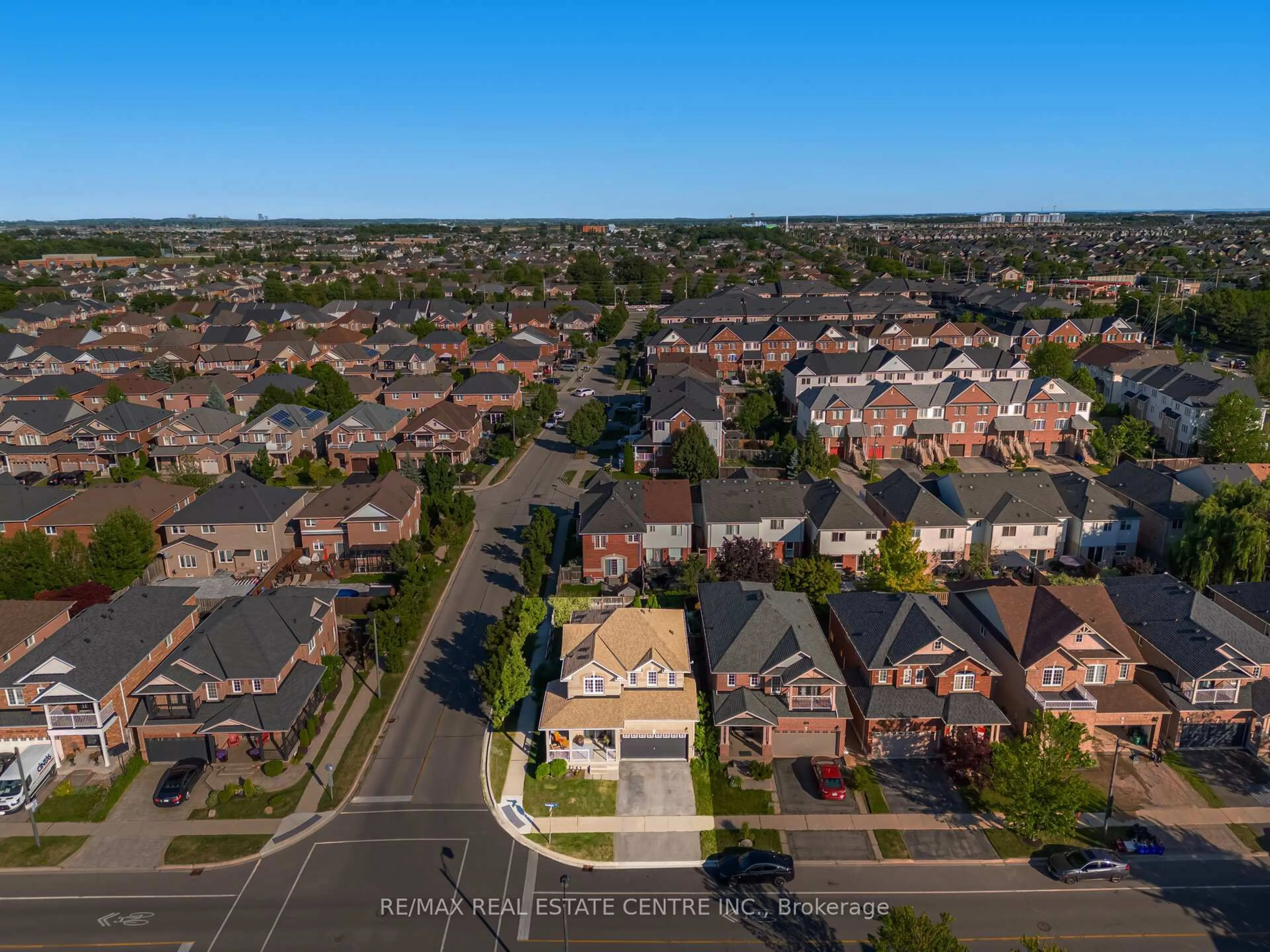 A pic from outside/outdoor area/front of a property/back of a property/a pic from drone, street for 1046 Costigan Rd, Milton Ontario L9T 6N6