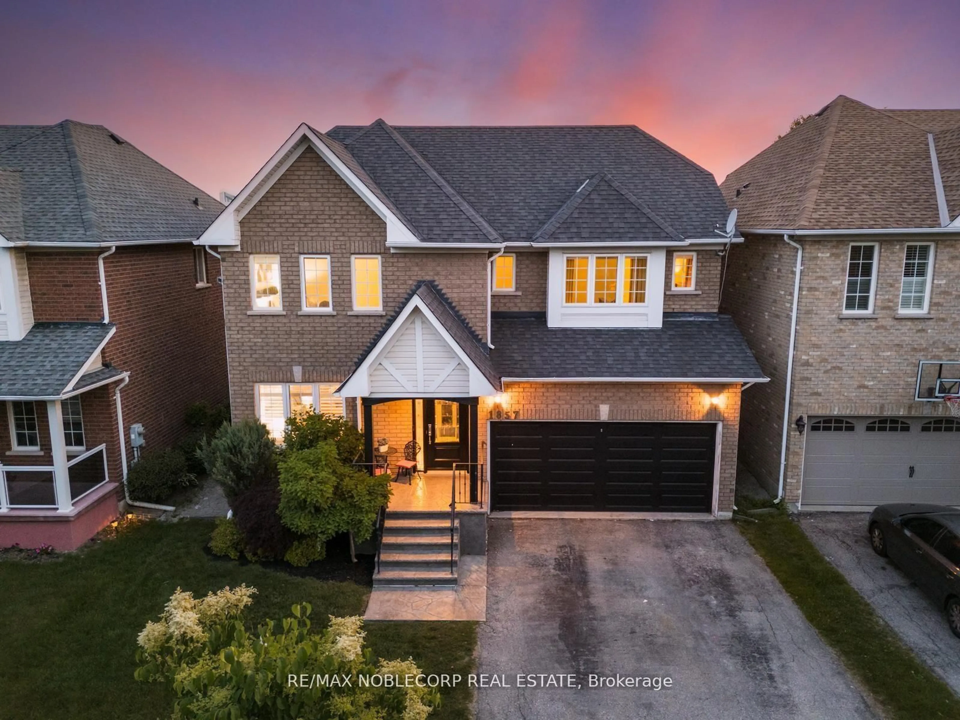 A pic from outside/outdoor area/front of a property/back of a property/a pic from drone, street for 1857 Samuelson Circ, Mississauga Ontario L5N 7Z2