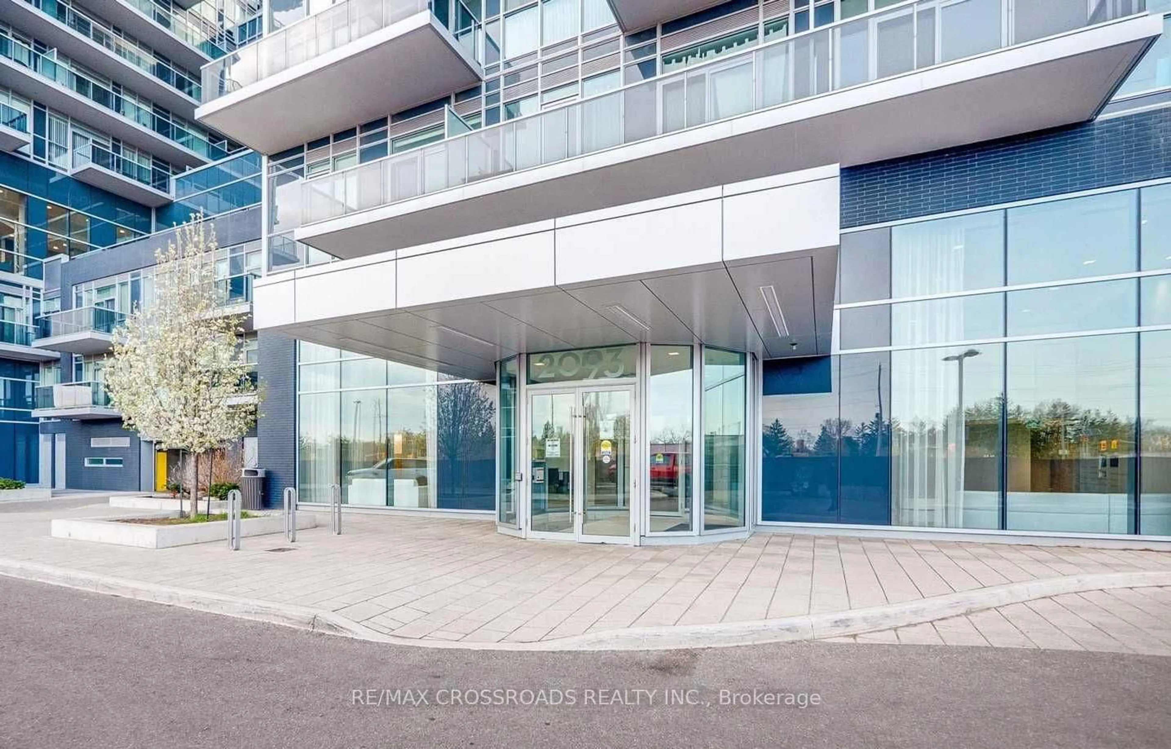 Indoor foyer for 2093 Fairview St #502, Burlington Ontario L7R 0E6