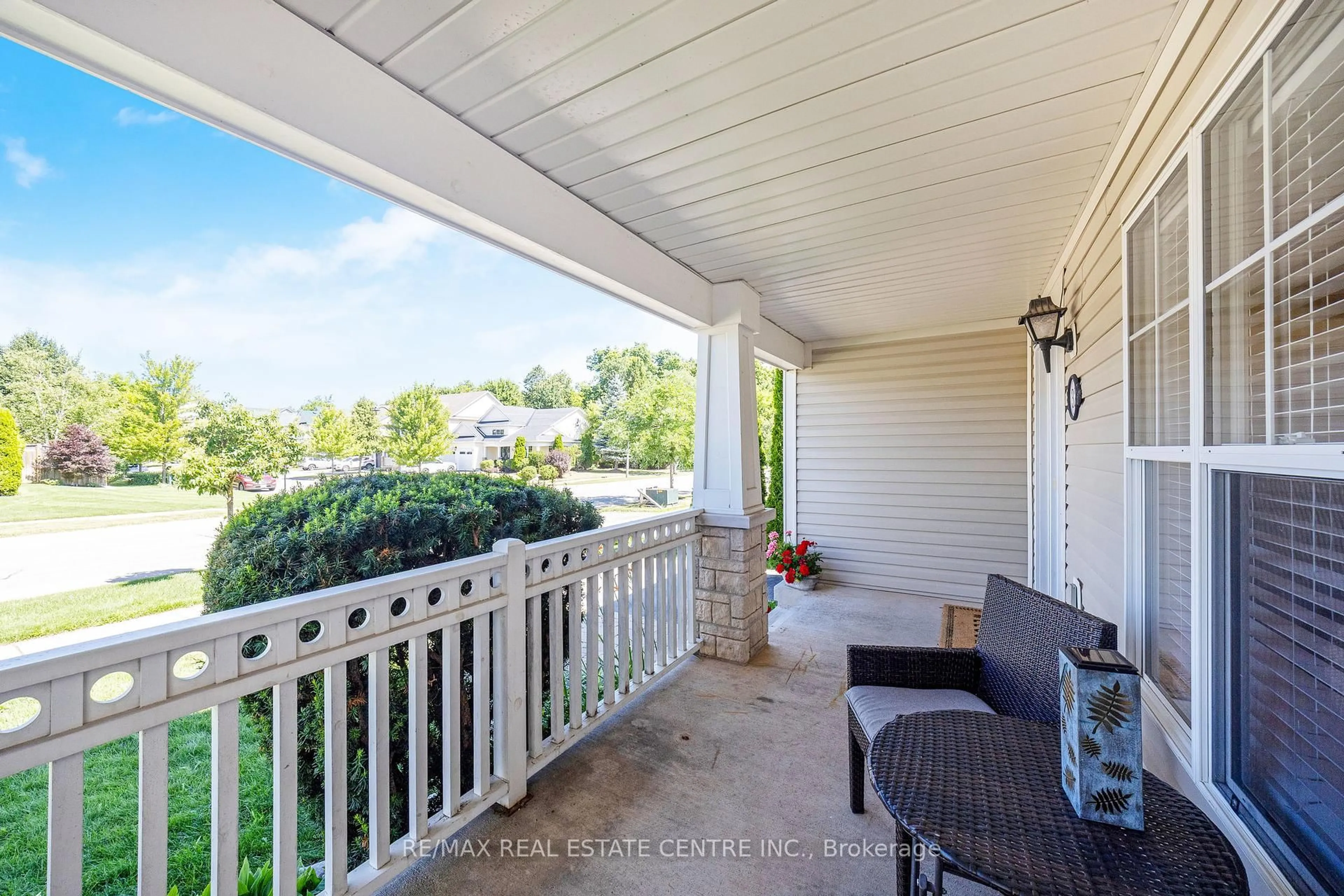 Patio, water/lake/river/ocean view for 32 Tanners Dr, Halton Hills Ontario L7J 3A4